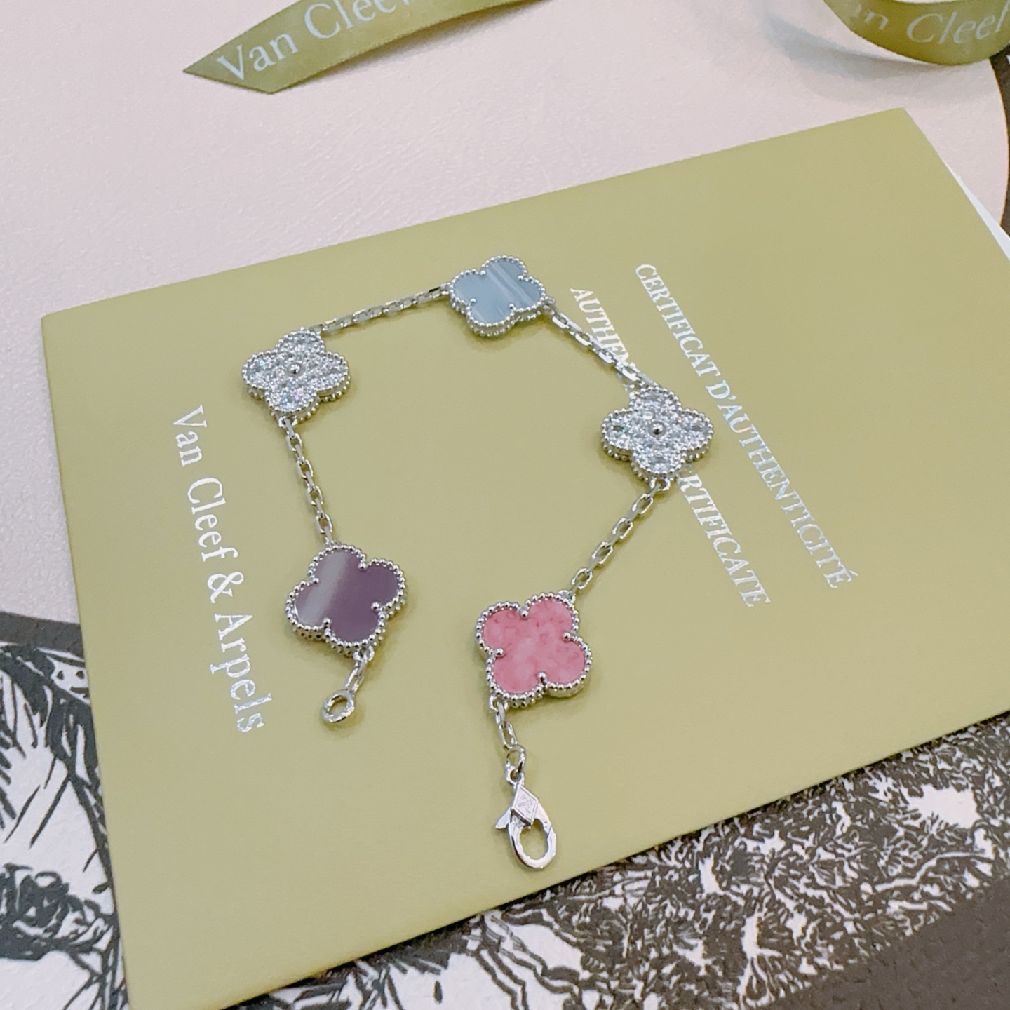 Van Cleef Arpels Pulsera Alhambra Metal plateado con rodonita rosa, calcedonia violeta, calcedonia azul claro y motivos de tréboles con pavé de diamantes transparentes 17 cm