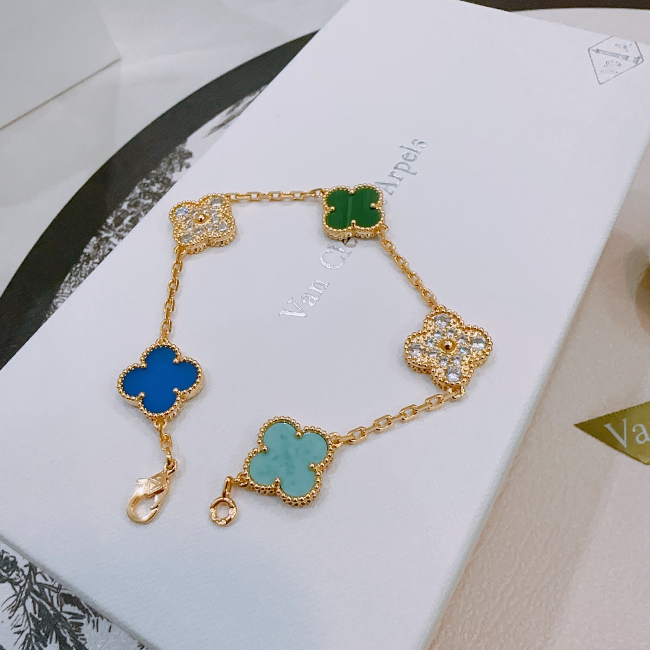 Bracciale Van Cleef Arpels Alhambra Metallo in oro giallo con malachite verde, agata blu, turchese e accenti di diamanti trasparenti 19 cm
