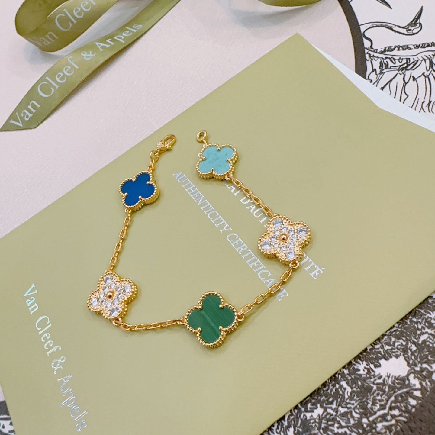 Bracciale Van Cleef Arpels Alhambra Metallo in oro giallo con malachite verde, agata blu, turchese e accenti di diamanti trasparenti 19 cm