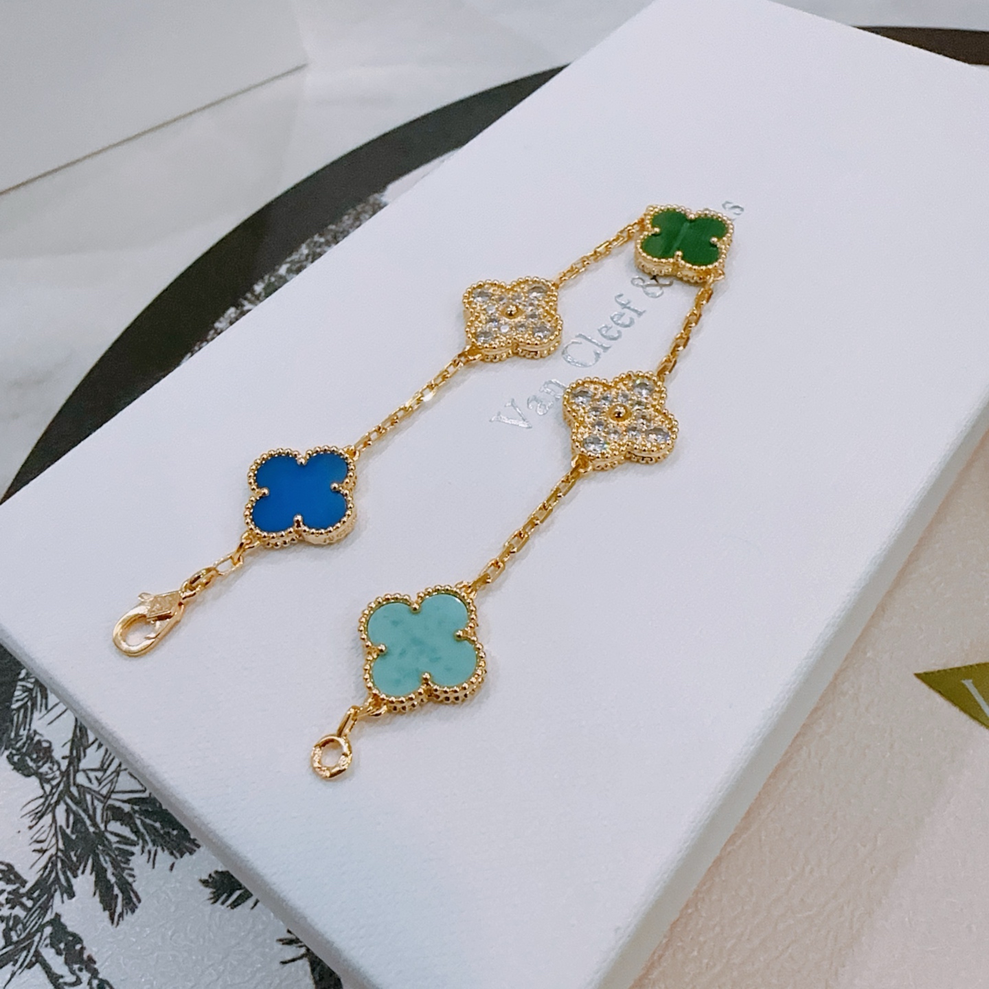 Bracciale Van Cleef Arpels Alhambra Metallo in oro giallo con malachite verde, agata blu, turchese e accenti di diamanti trasparenti 19 cm