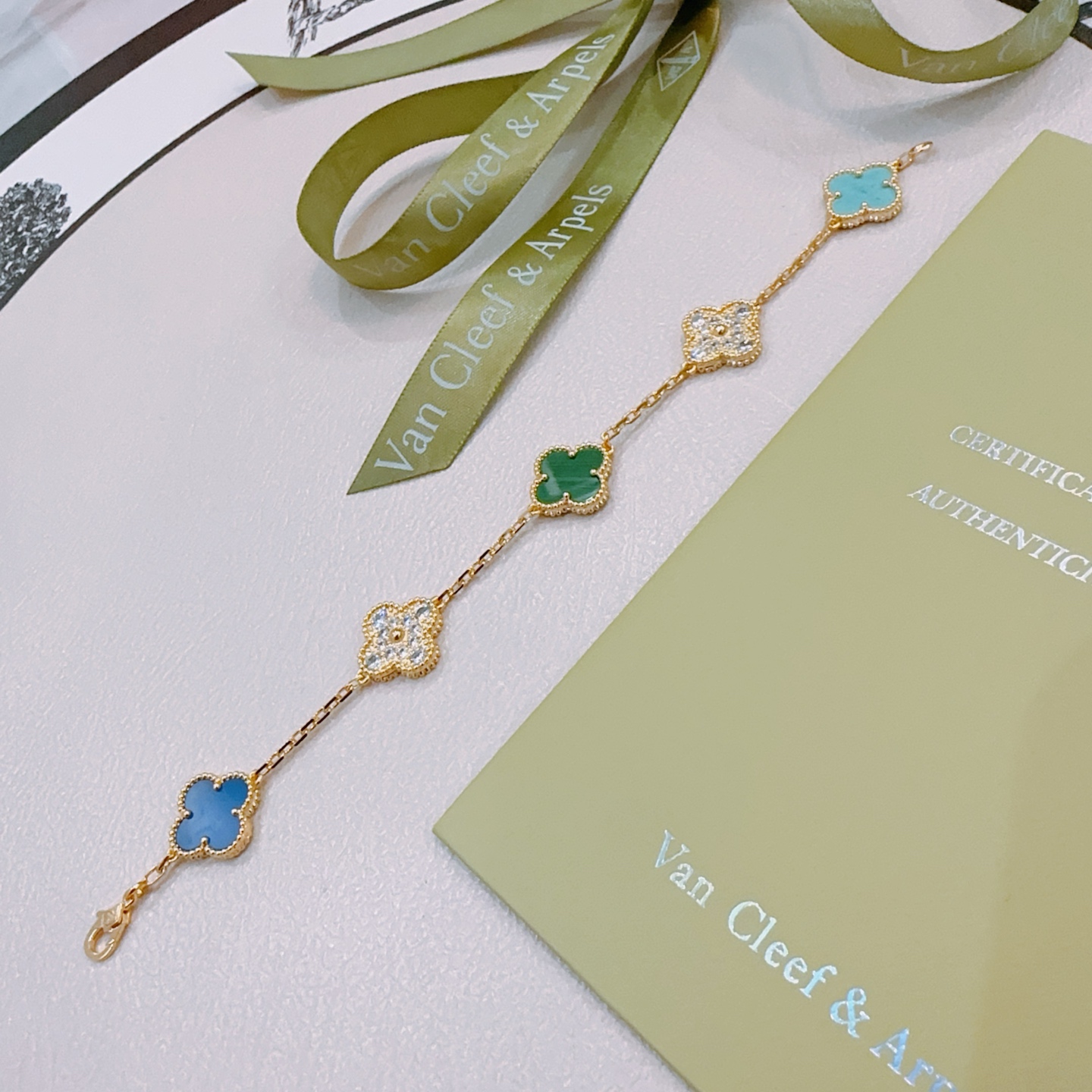 Bracciale Van Cleef Arpels Alhambra Metallo in oro giallo con malachite verde, agata blu, turchese e accenti di diamanti trasparenti 19 cm