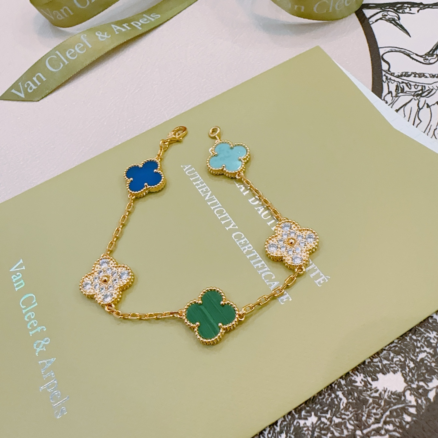 Bracciale Van Cleef Arpels Alhambra Metallo in oro giallo con malachite verde, agata blu, turchese e accenti di diamanti trasparenti 19 cm