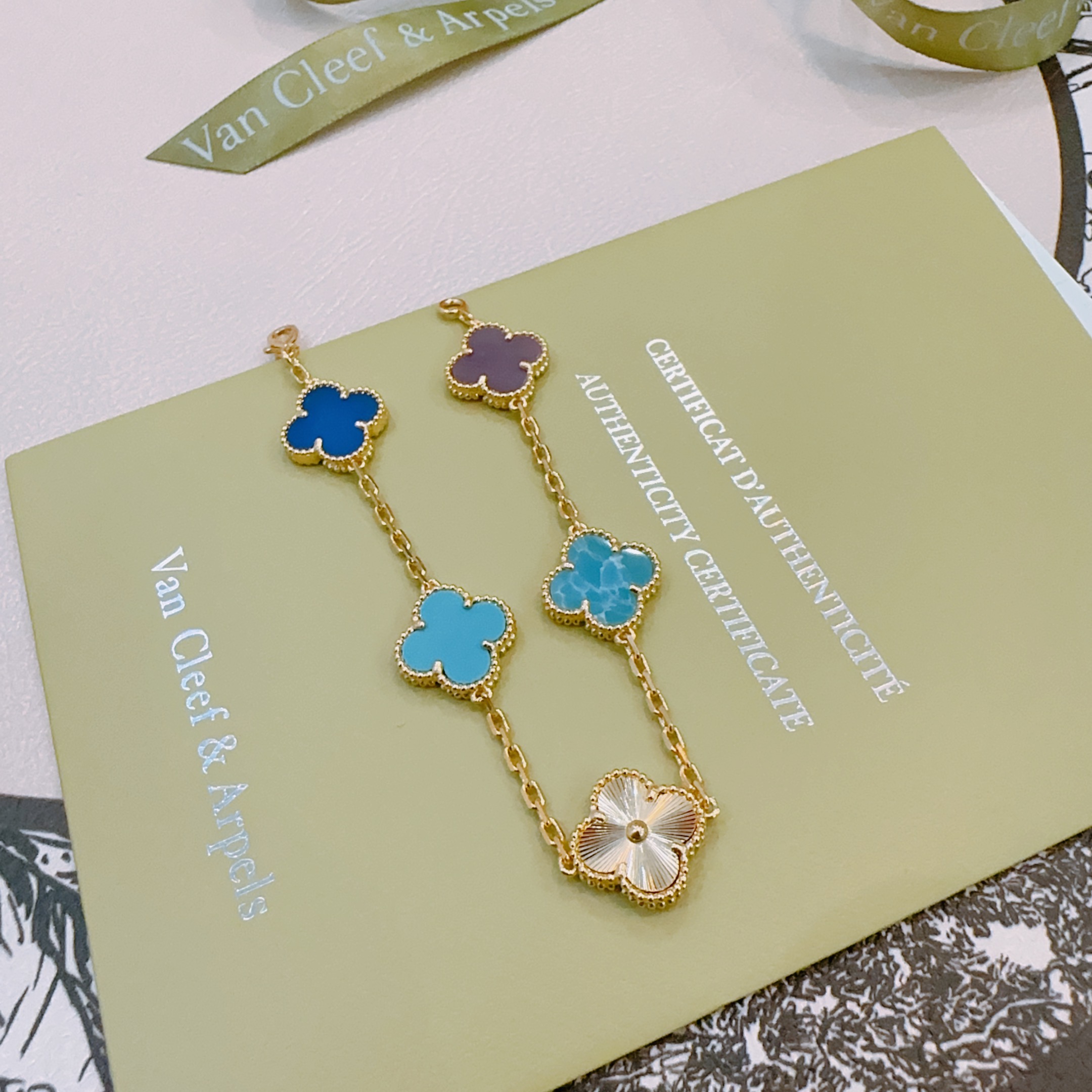 Bracciale Van Cleef Arpels Alhambra Oro giallo con motivi di trifoglio multicolor tra cui blu reale turchese marmorizzato blu viola e oro guilloché 18 cm