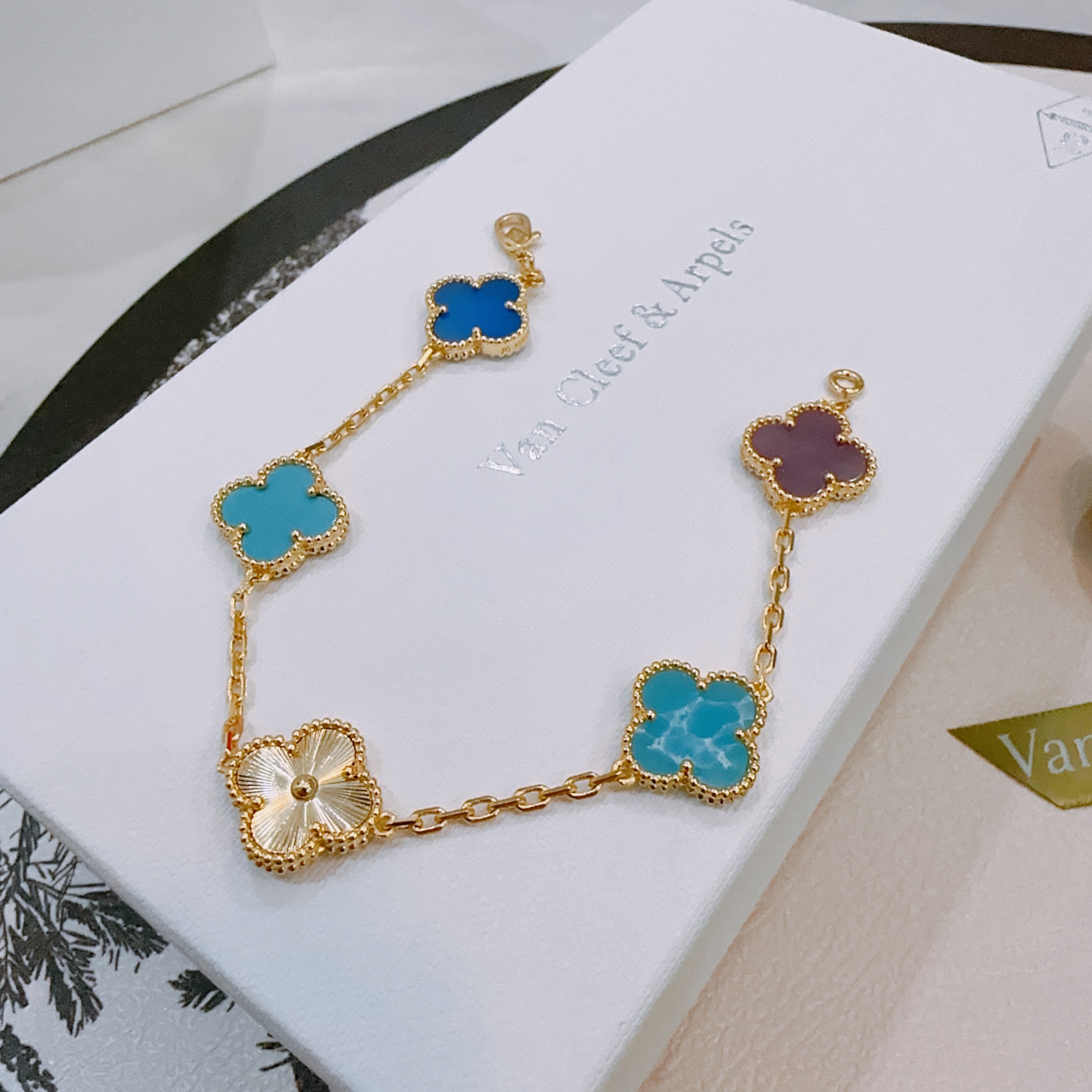 Bracciale Van Cleef Arpels Alhambra Oro giallo con motivi di trifoglio multicolor tra cui blu reale turchese marmorizzato blu viola e oro guilloché 18 cm