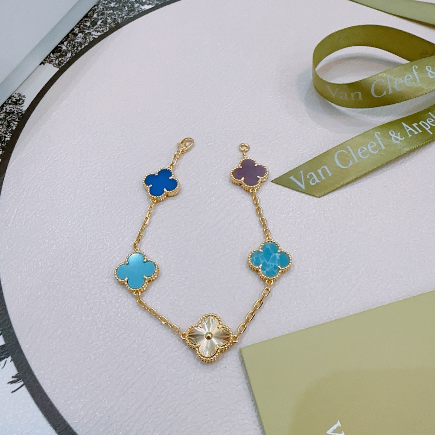 Bracciale Van Cleef Arpels Alhambra Oro giallo con motivi di trifoglio multicolor tra cui blu reale turchese marmorizzato blu viola e oro guilloché 18 cm