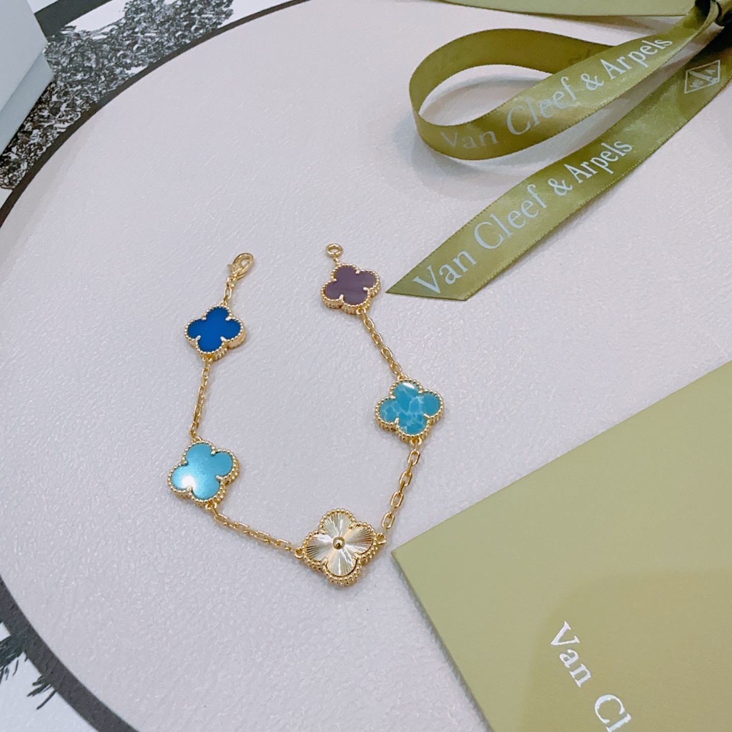 Bracciale Van Cleef Arpels Alhambra Oro giallo con motivi di trifoglio multicolor tra cui blu reale turchese marmorizzato blu viola e oro guilloché 18 cm