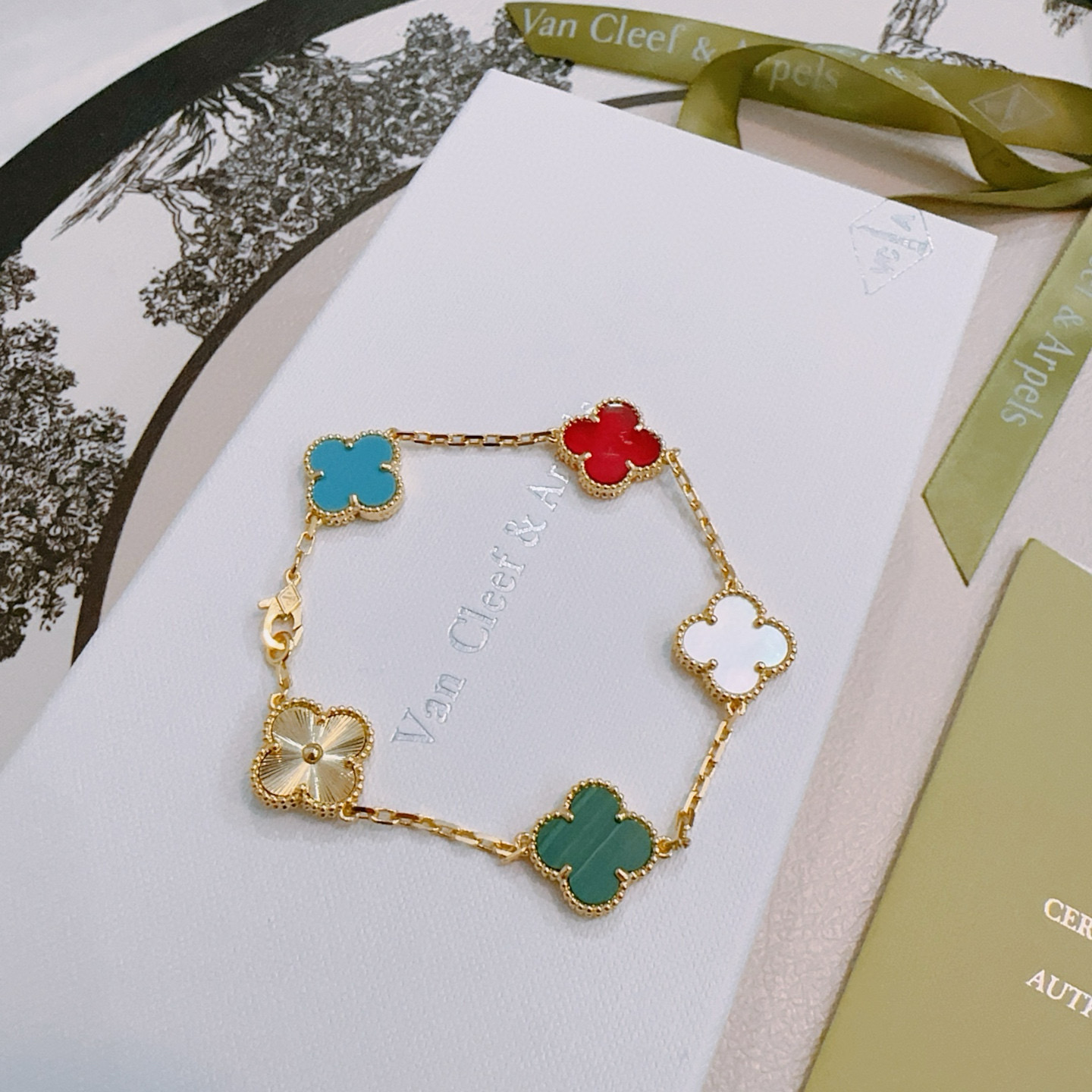 Van Cleef Arpels Bracelet Alhambra Métal doré jaune à motifs trèfles multicolores bleu turquoise rouge cornaline vert malachite nacre blanche et guilloché or 17cm