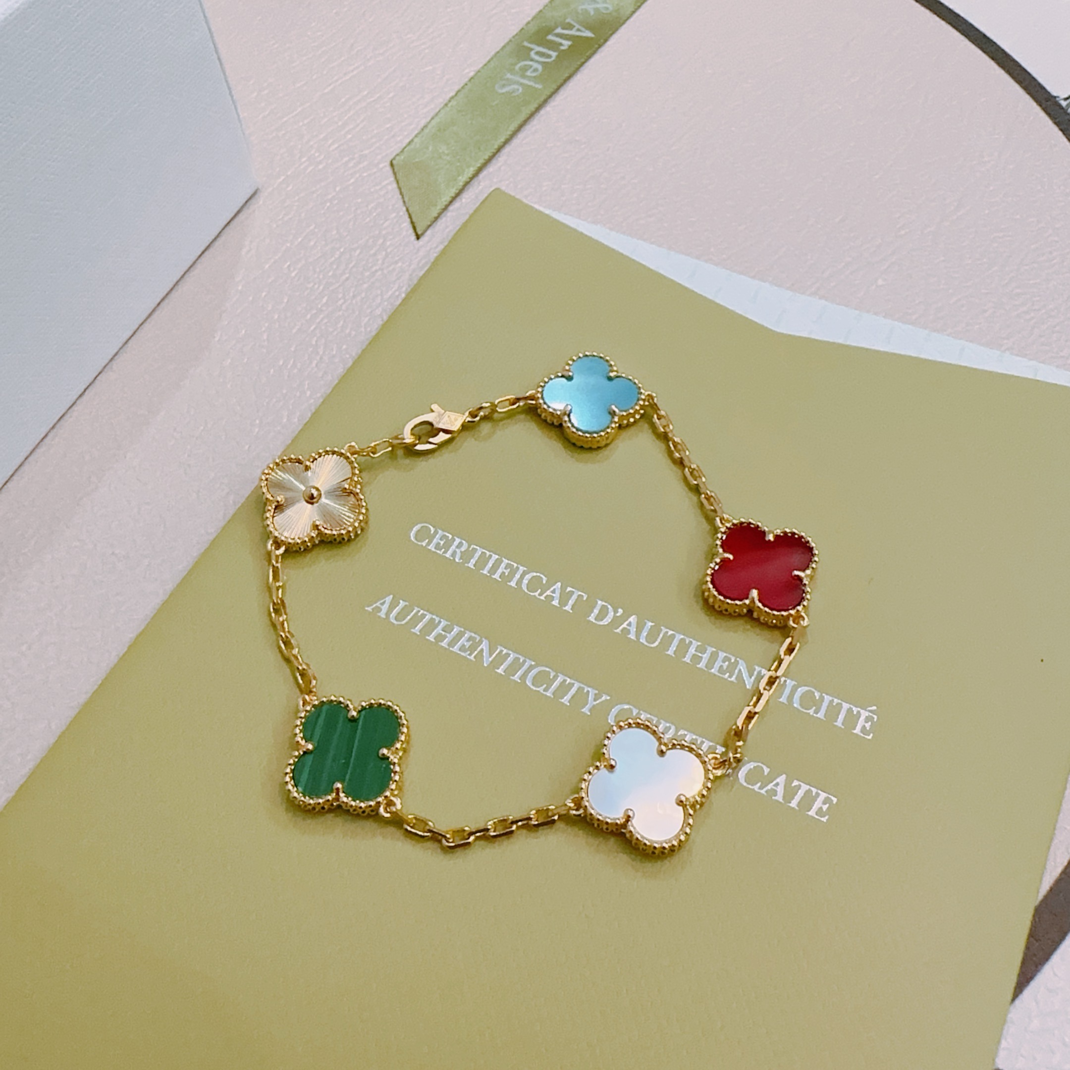 Van Cleef Arpels Bracelet Alhambra Métal doré jaune à motifs trèfles multicolores bleu turquoise rouge cornaline vert malachite nacre blanche et guilloché or 17cm