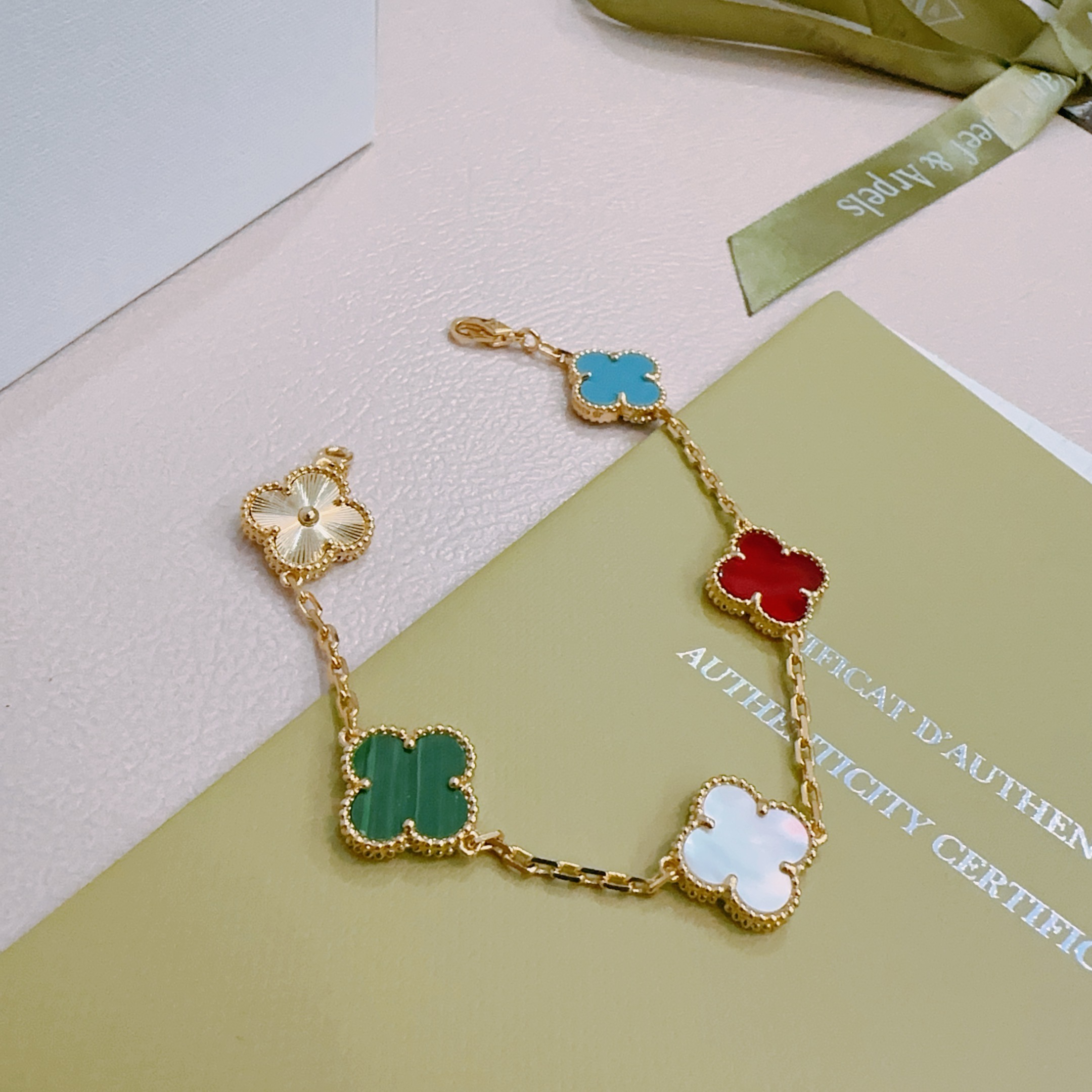 Van Cleef Arpels Bracelet Alhambra Métal doré jaune à motifs trèfles multicolores bleu turquoise rouge cornaline vert malachite nacre blanche et guilloché or 17cm