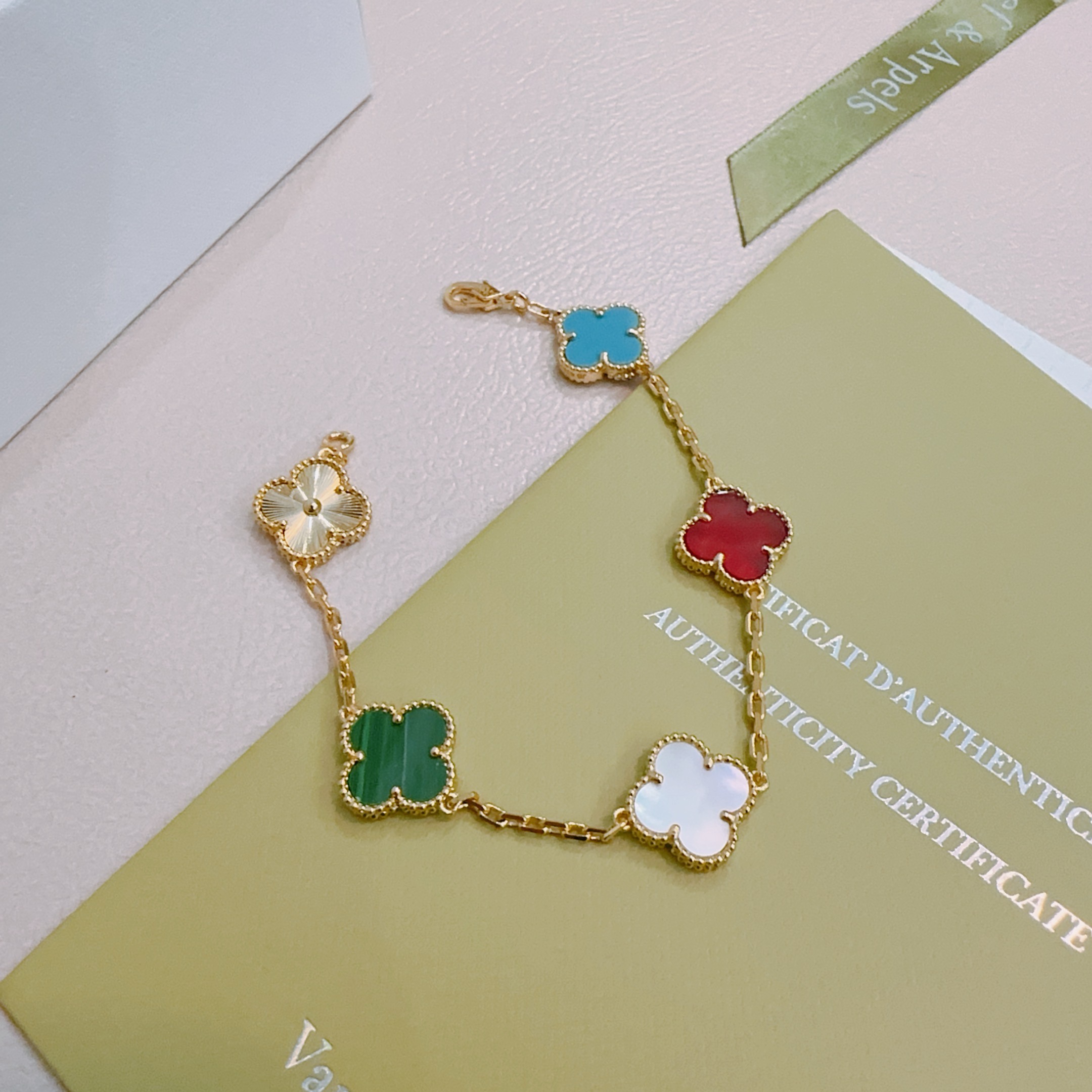Van Cleef Arpels Bracelet Alhambra Métal doré jaune à motifs trèfles multicolores bleu turquoise rouge cornaline vert malachite nacre blanche et guilloché or 17cm