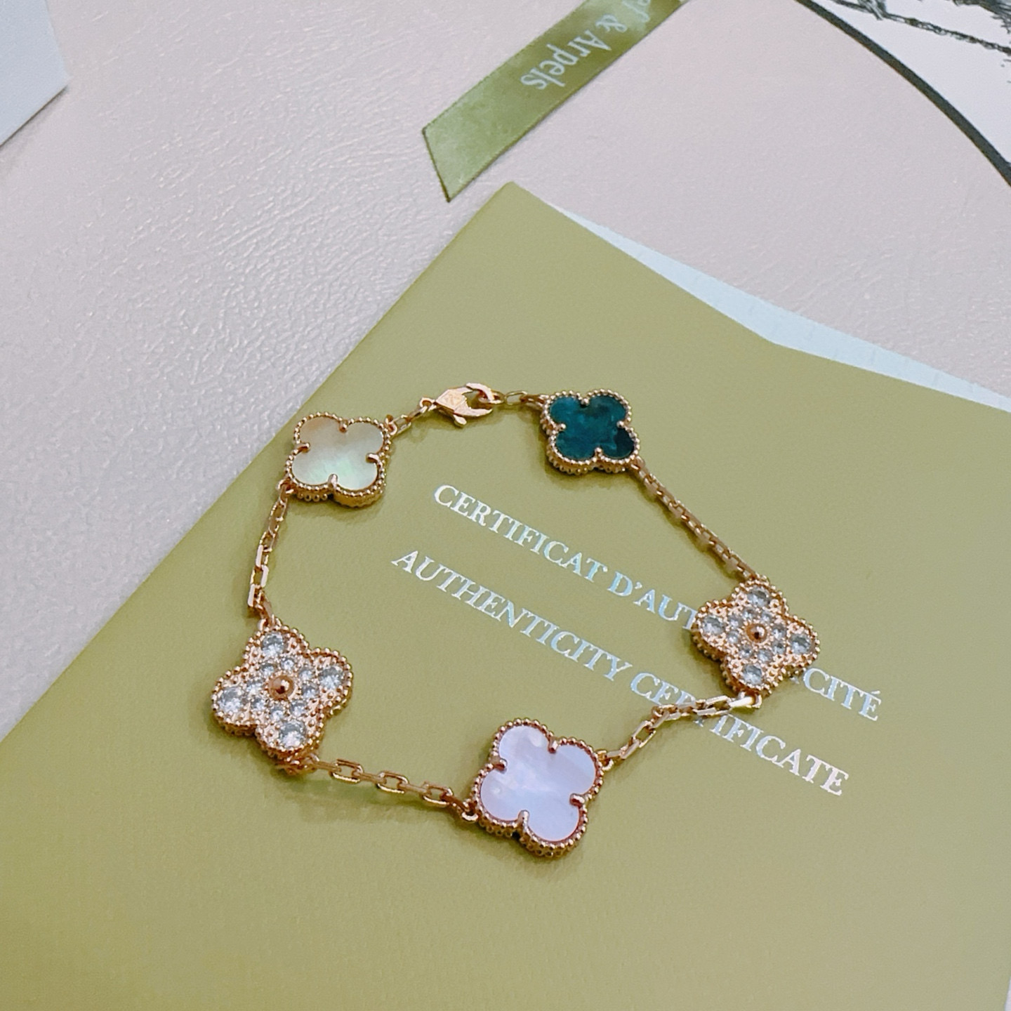 Bracelet Van Cleef Arpels Alhambra Métal doré rose avec nacre blanche nacre champagne agate sarcelle accents de diamants clairs et motifs trèfle opale blanche irisée 17 cm