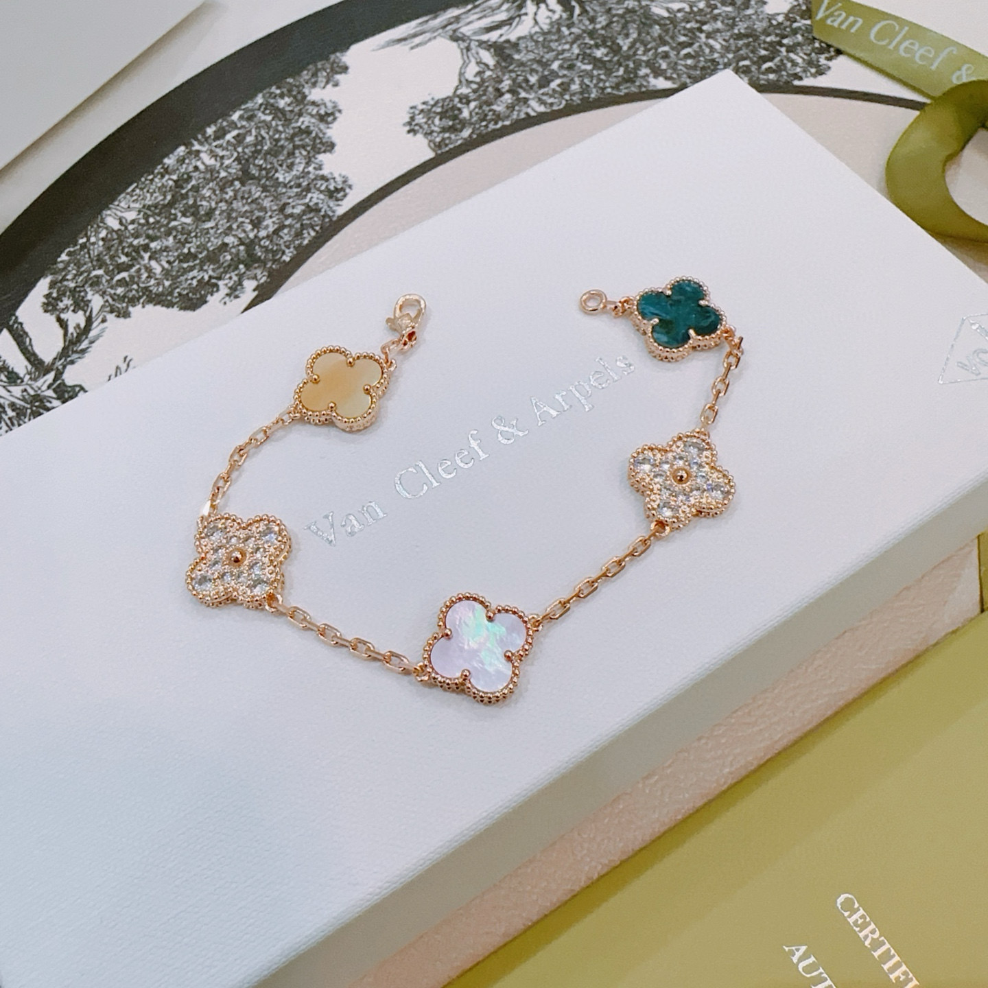 Bracelet Van Cleef Arpels Alhambra Métal doré rose avec nacre blanche nacre champagne agate sarcelle accents de diamants clairs et motifs trèfle opale blanche irisée 17 cm