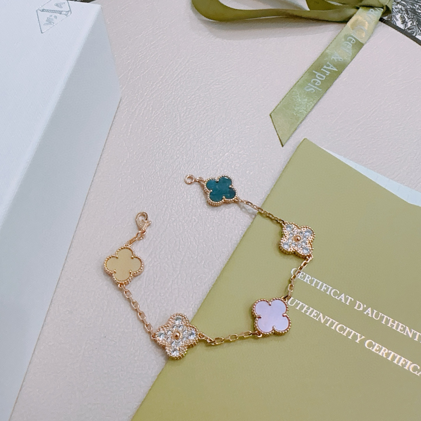 Bracelet Van Cleef Arpels Alhambra Métal doré rose avec nacre blanche nacre champagne agate sarcelle accents de diamants clairs et motifs trèfle opale blanche irisée 17 cm