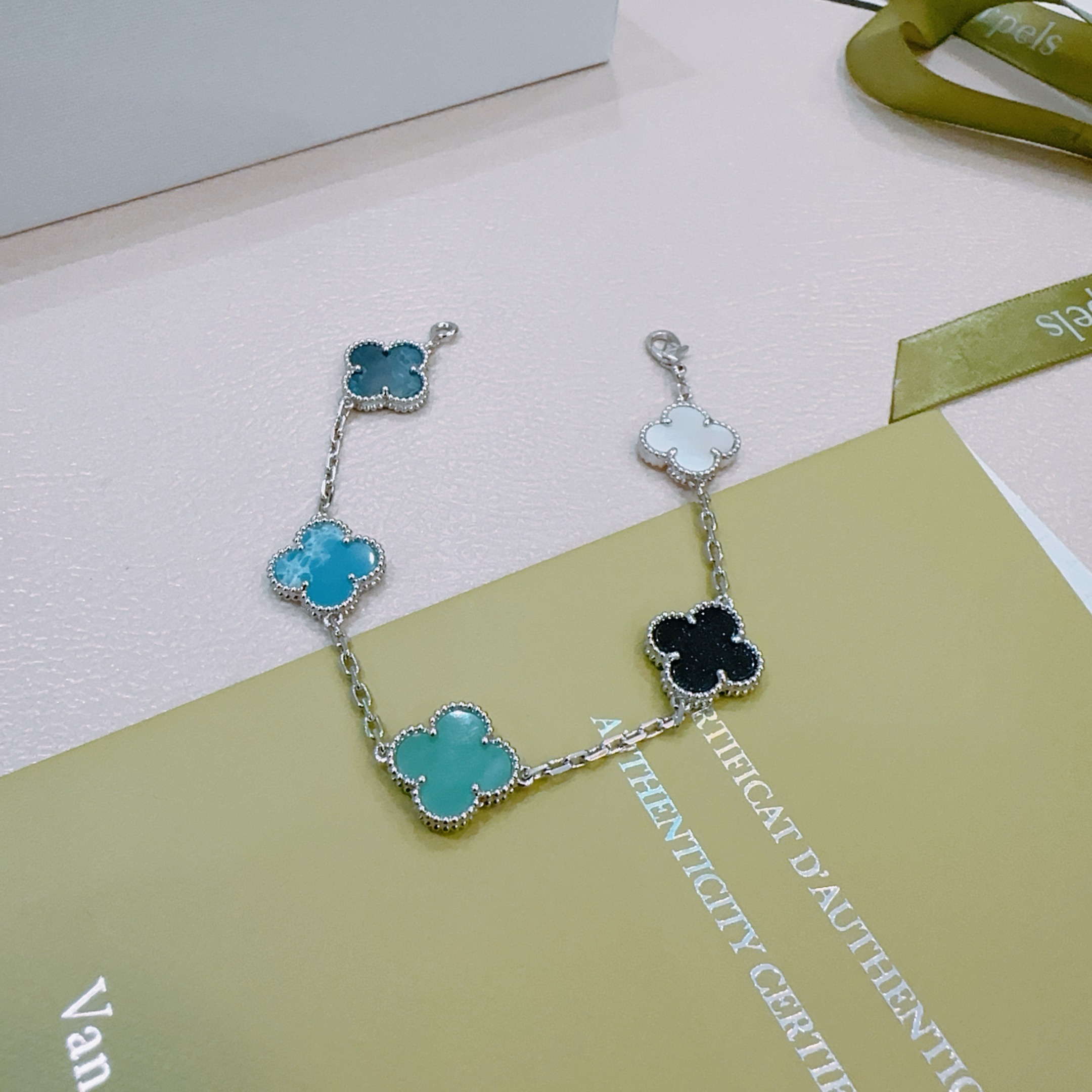 Pulsera Van Cleef Arpels Alhambra Metal plateado con incrustaciones de trébol multicolor que incluyen piedras de nácar blanco ónix negro azul turquesa verde azulado y verde azulado oscuro 17 cm