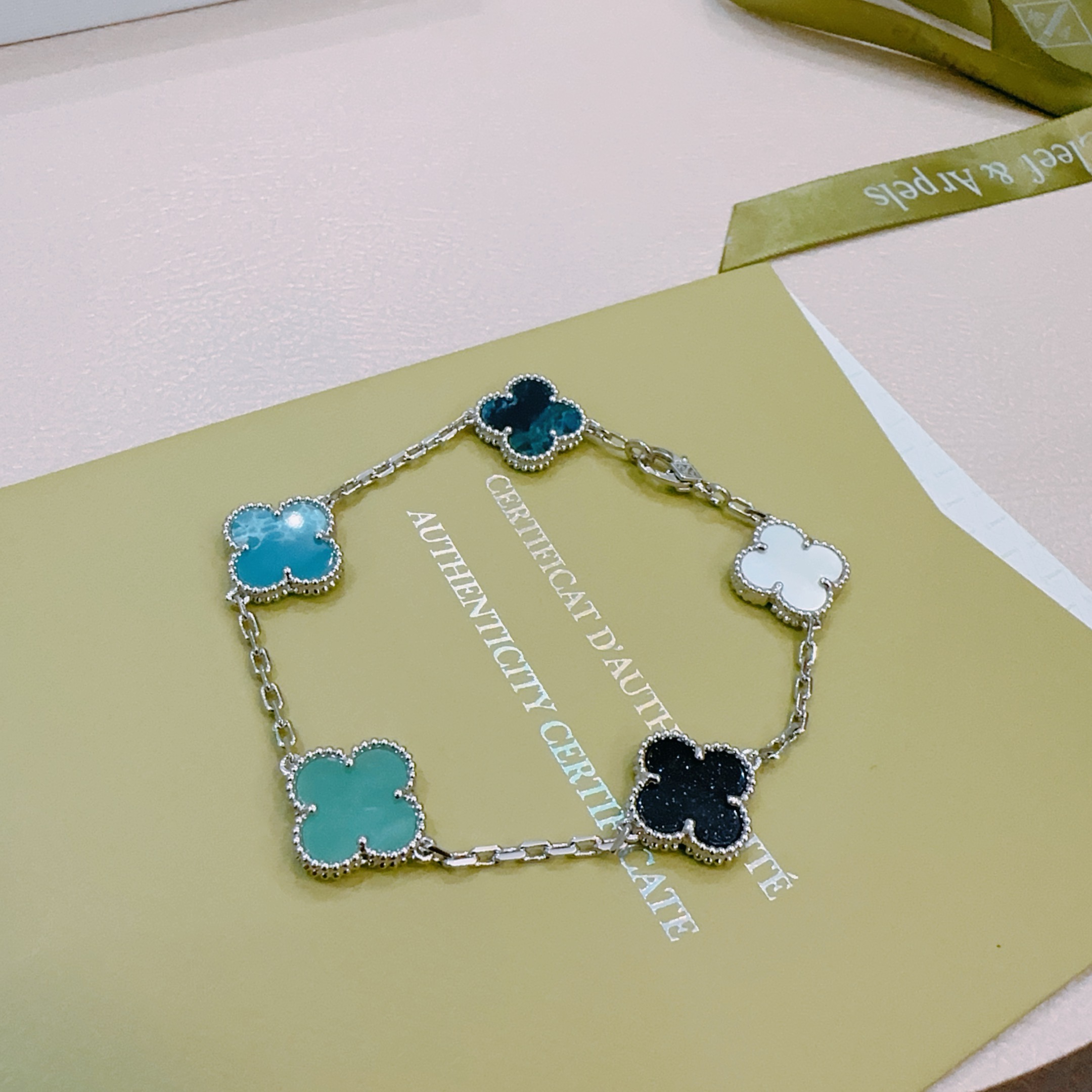 Pulsera Van Cleef Arpels Alhambra Metal plateado con incrustaciones de trébol multicolor que incluyen piedras de nácar blanco ónix negro azul turquesa verde azulado y verde azulado oscuro 17 cm