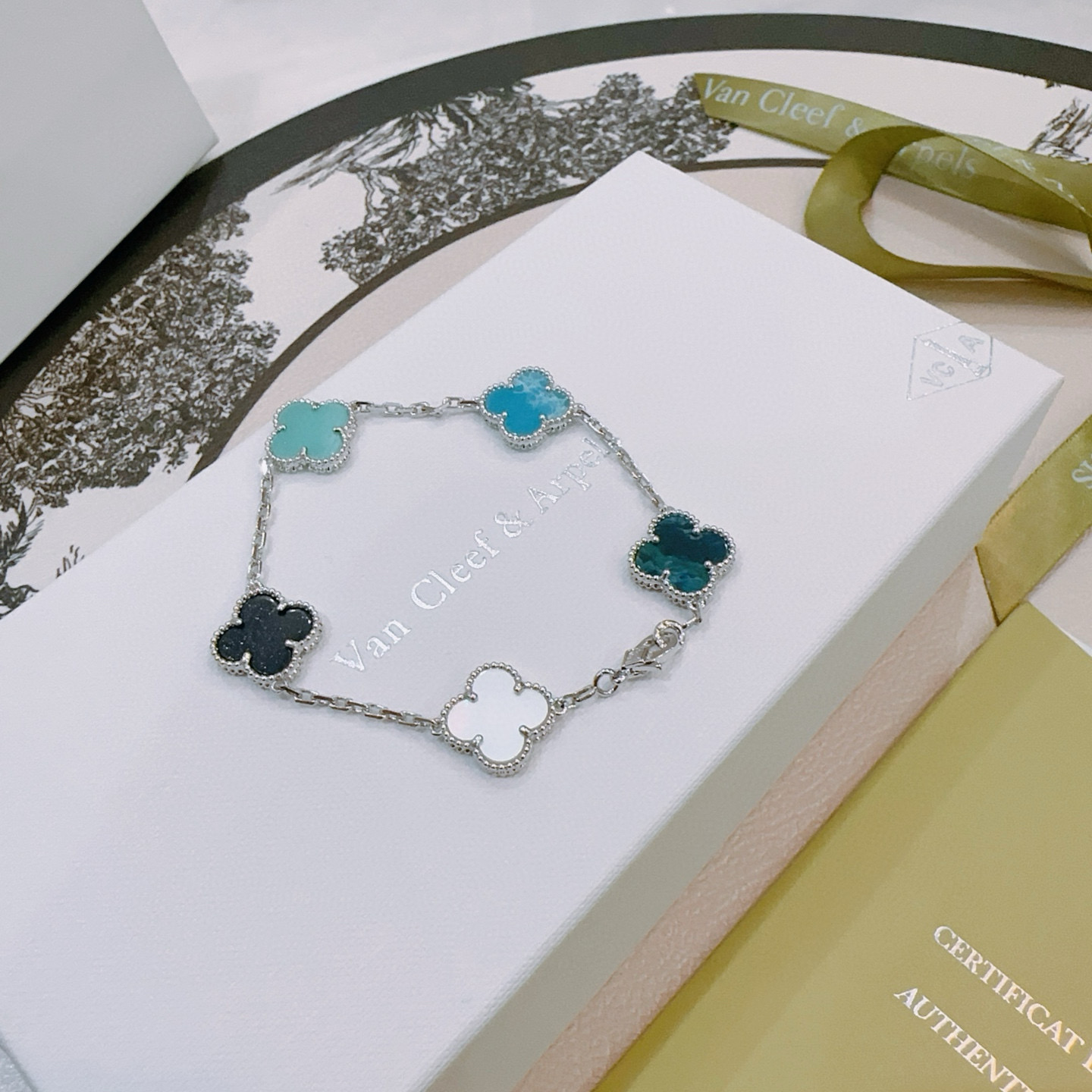 Pulsera Van Cleef Arpels Alhambra Metal plateado con incrustaciones de trébol multicolor que incluyen piedras de nácar blanco ónix negro azul turquesa verde azulado y verde azulado oscuro 17 cm