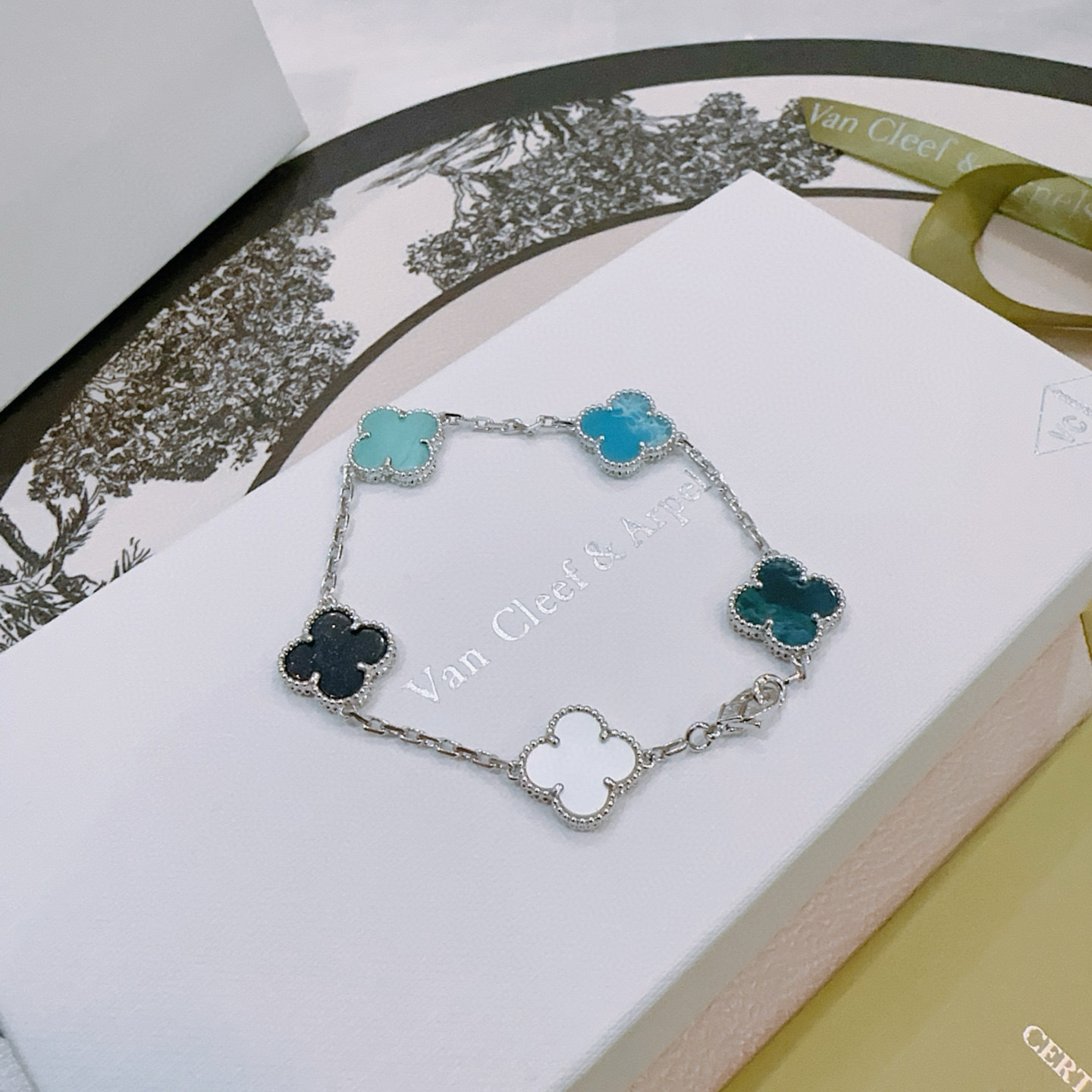 Pulsera Van Cleef Arpels Alhambra Metal plateado con incrustaciones de trébol multicolor que incluyen piedras de nácar blanco ónix negro azul turquesa verde azulado y verde azulado oscuro 17 cm