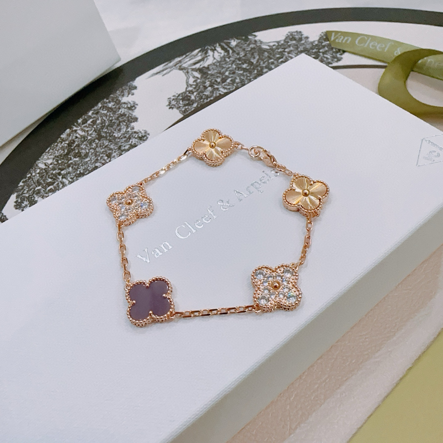Bracciale Van Cleef Arpels Alhambra Metallo color oro rosa con accenti di diamanti chiari motivi guilloché a trifoglio in oro rosa e motivo a trifoglio in pietra viola intenso 18 cm