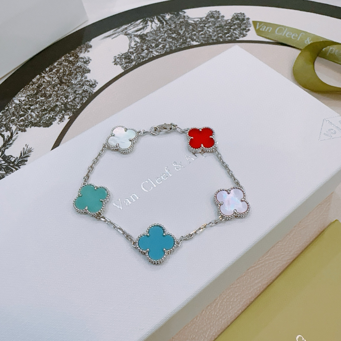 Van Cleef Arpels Pulsera Alhambra de metal plateado con incrustaciones de tréboles multicolor cornalina roja azul turquesa verde menta nácar lavanda nácar blanco 17 cm