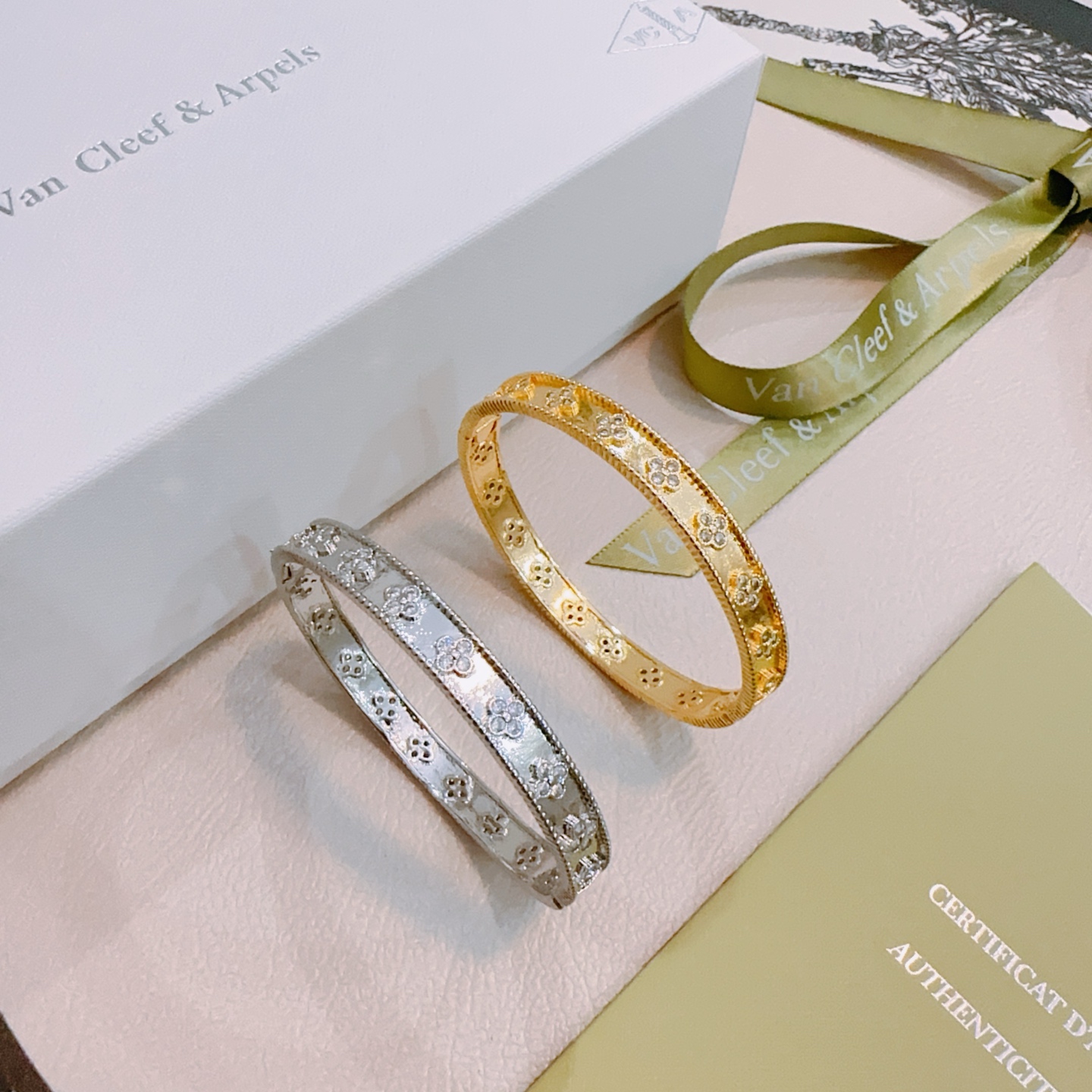 Bracciale Van Cleef Arpels Perlee Sweet Clovers in oro bianco 18 carati con diamanti 17 cm