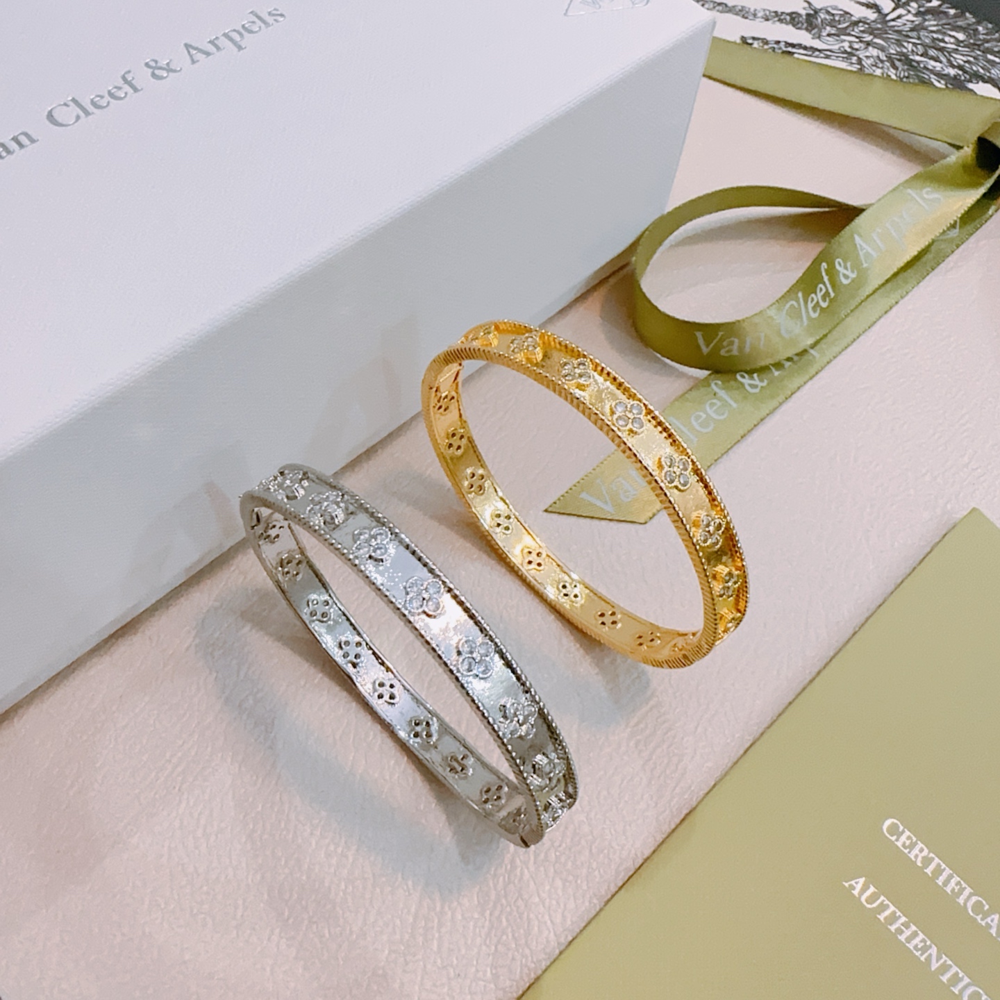 Bracciale Van Cleef Arpels Perlee Sweet Clovers in oro bianco 18 carati con diamanti 17 cm