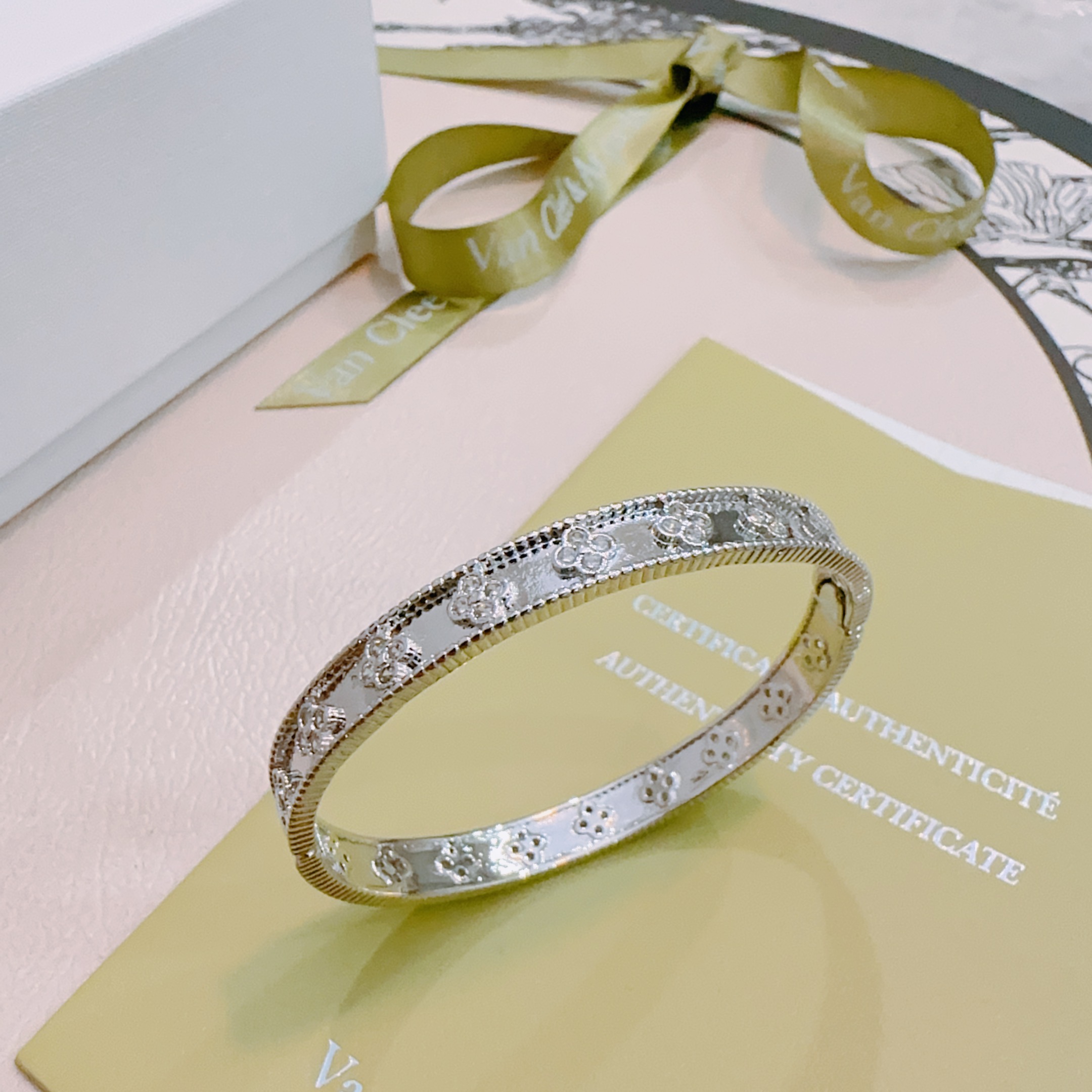 Bracciale Van Cleef Arpels Perlee Sweet Clovers in oro bianco 18 carati con diamanti 17 cm