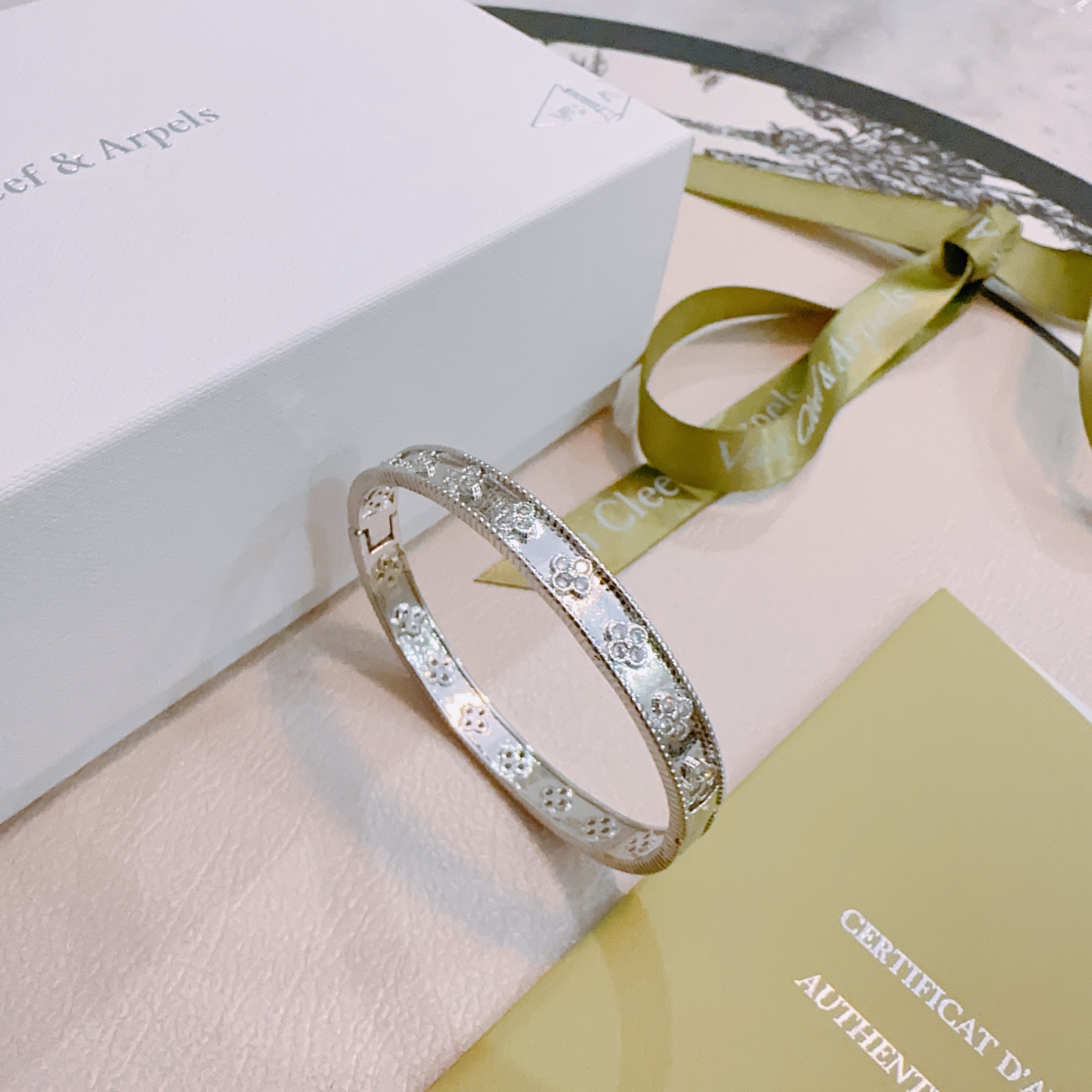 Bracciale Van Cleef Arpels Perlee Sweet Clovers in oro bianco 18 carati con diamanti 17 cm