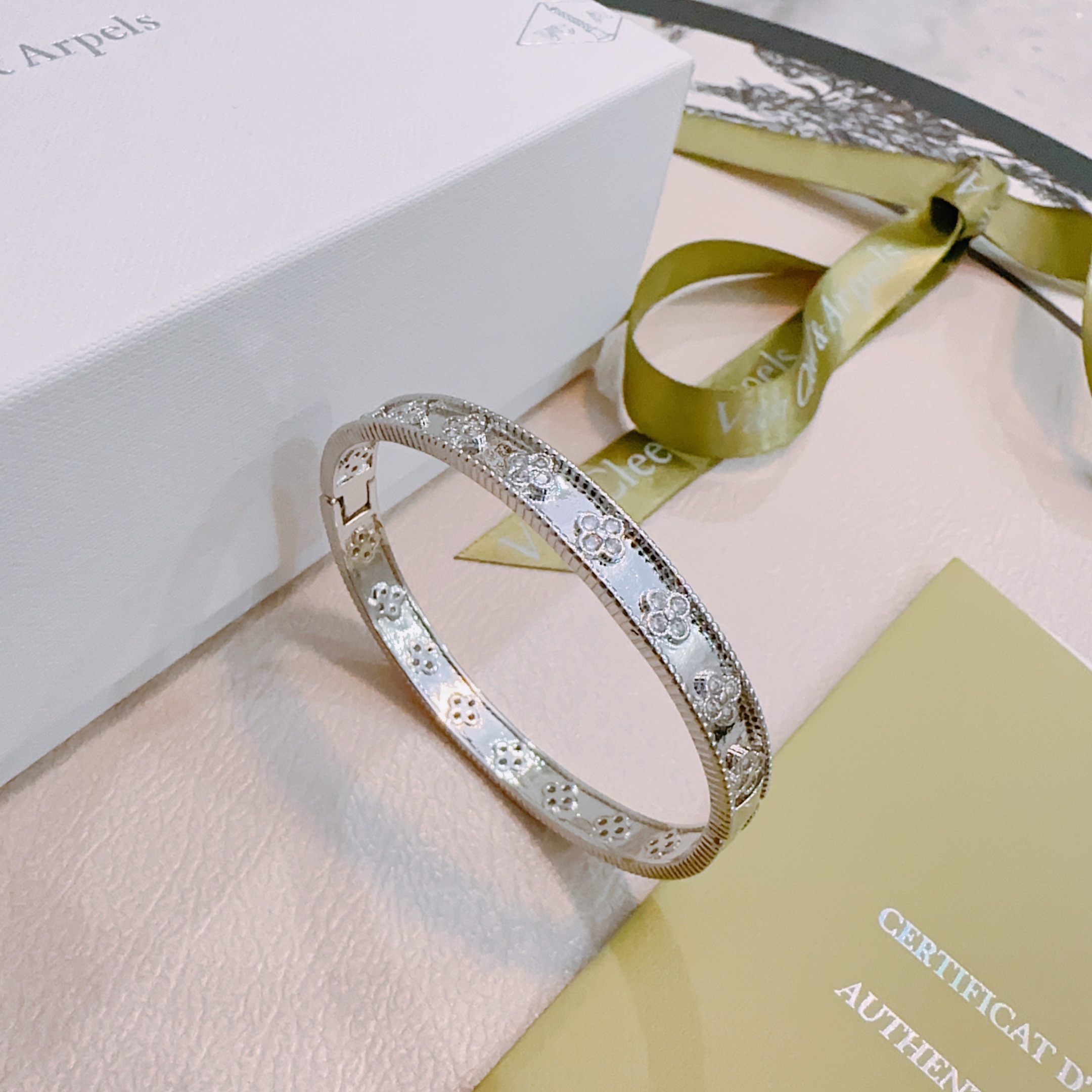 Bracciale Van Cleef Arpels Perlee Sweet Clovers in oro bianco 18 carati con diamanti 17 cm