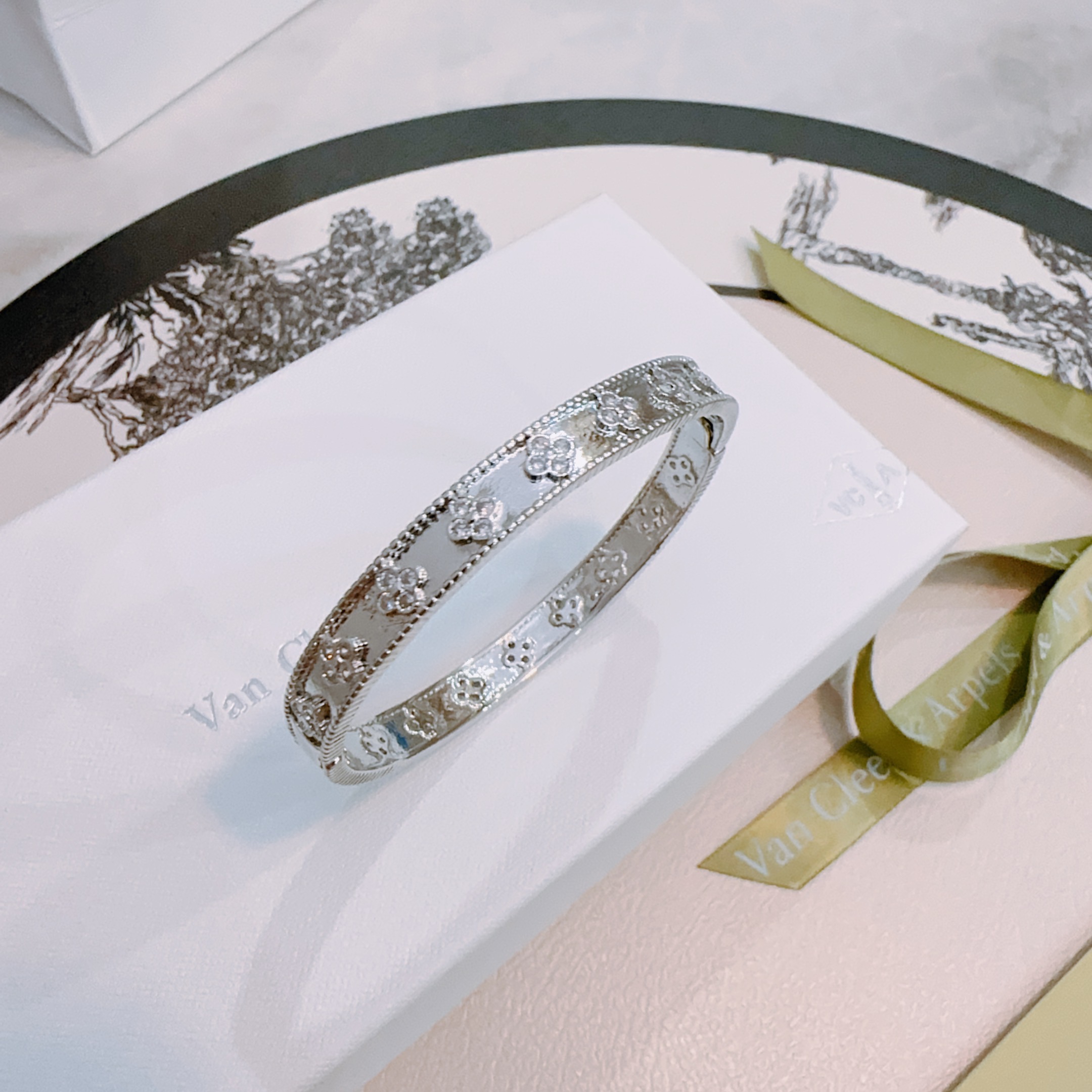 Bracciale Van Cleef Arpels Perlee Sweet Clovers in oro bianco 18 carati con diamanti 17 cm