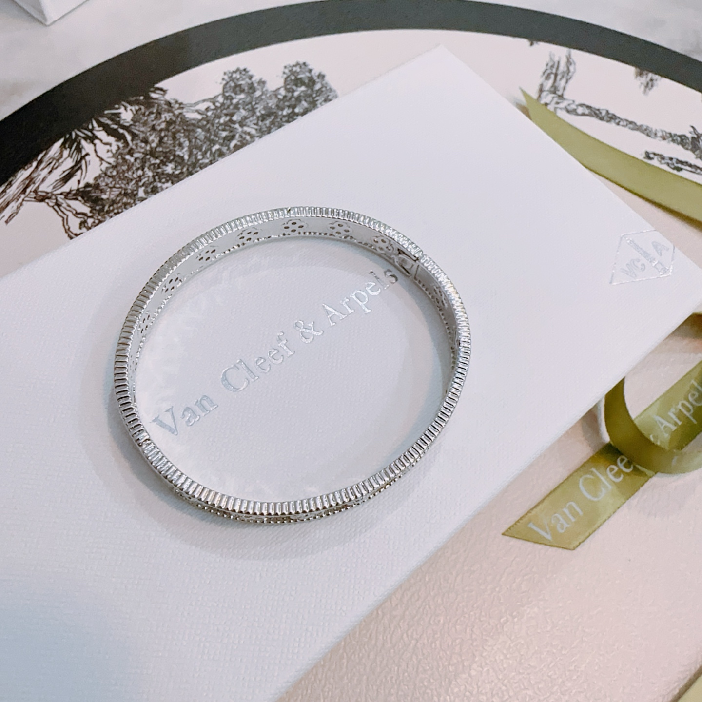 Bracciale Van Cleef Arpels Perlee Sweet Clovers in oro bianco 18 carati con diamanti 17 cm