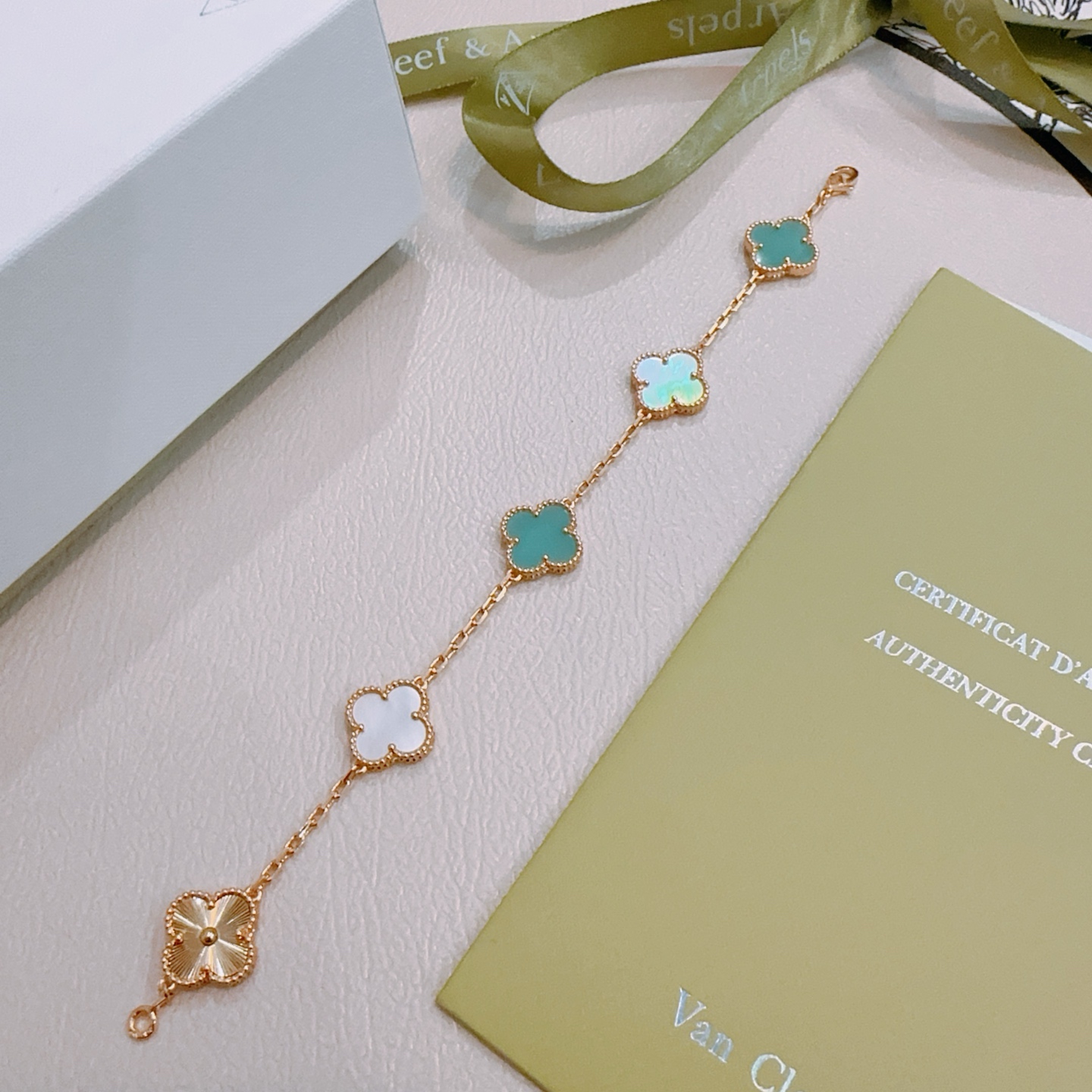 Bracelet Van Cleef Arpels Alhambra Métal doré rose avec motifs de nacre blanche bleu turquoise et guilloché or rose trèfle à quatre feuilles 18cm
