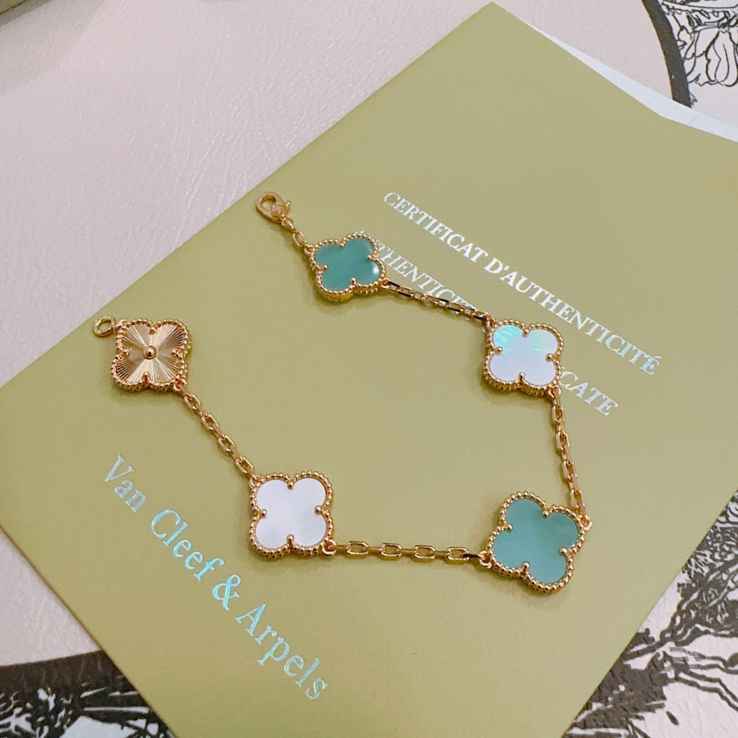 Bracelet Van Cleef Arpels Alhambra Métal doré rose avec motifs de nacre blanche bleu turquoise et guilloché or rose trèfle à quatre feuilles 18cm