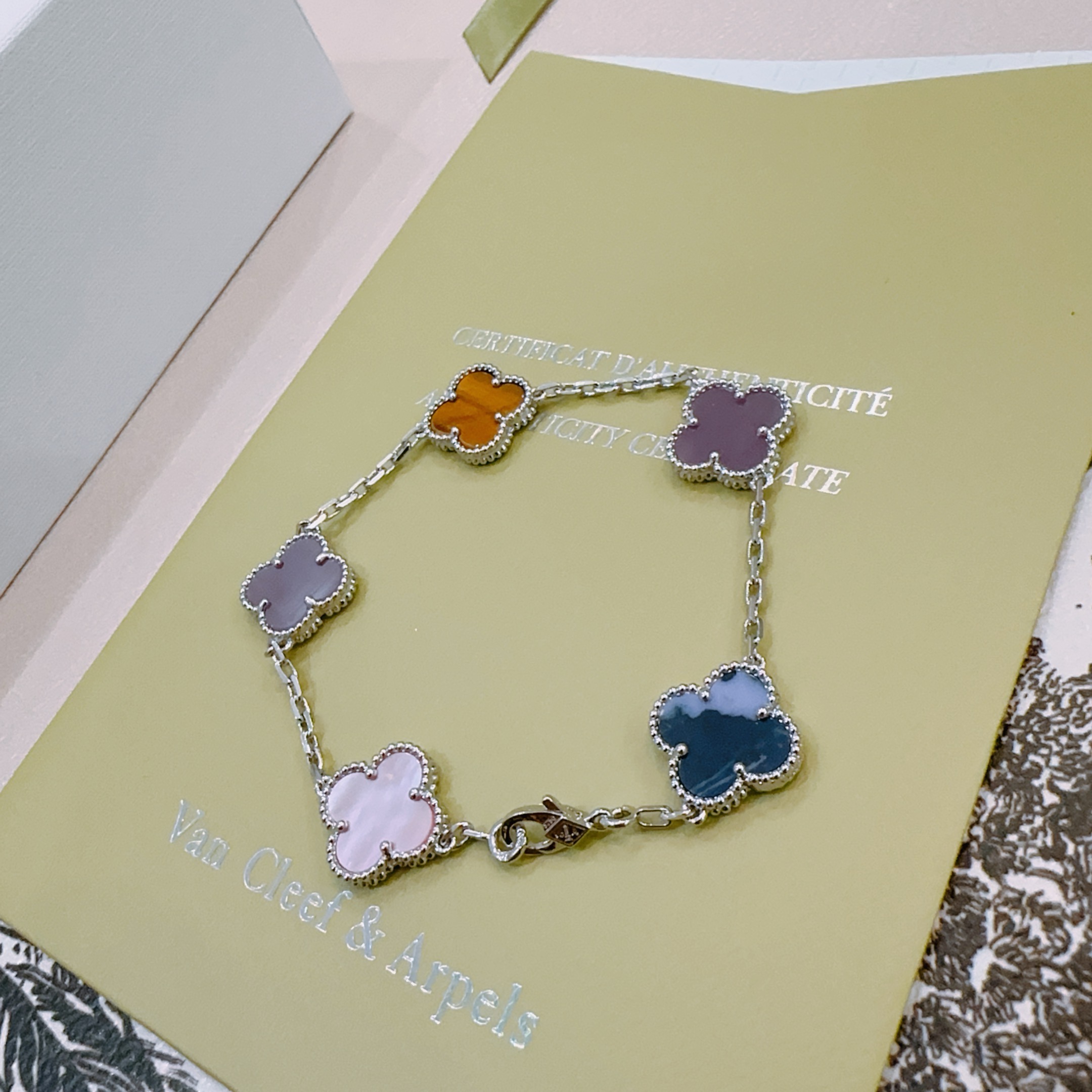 Van Cleef Arpels Bracelet Alhambra Métal argenté avec motifs oeil de tigre en nacre blanche, calcédoine violette et trèfle pietersite bleu 17 cm