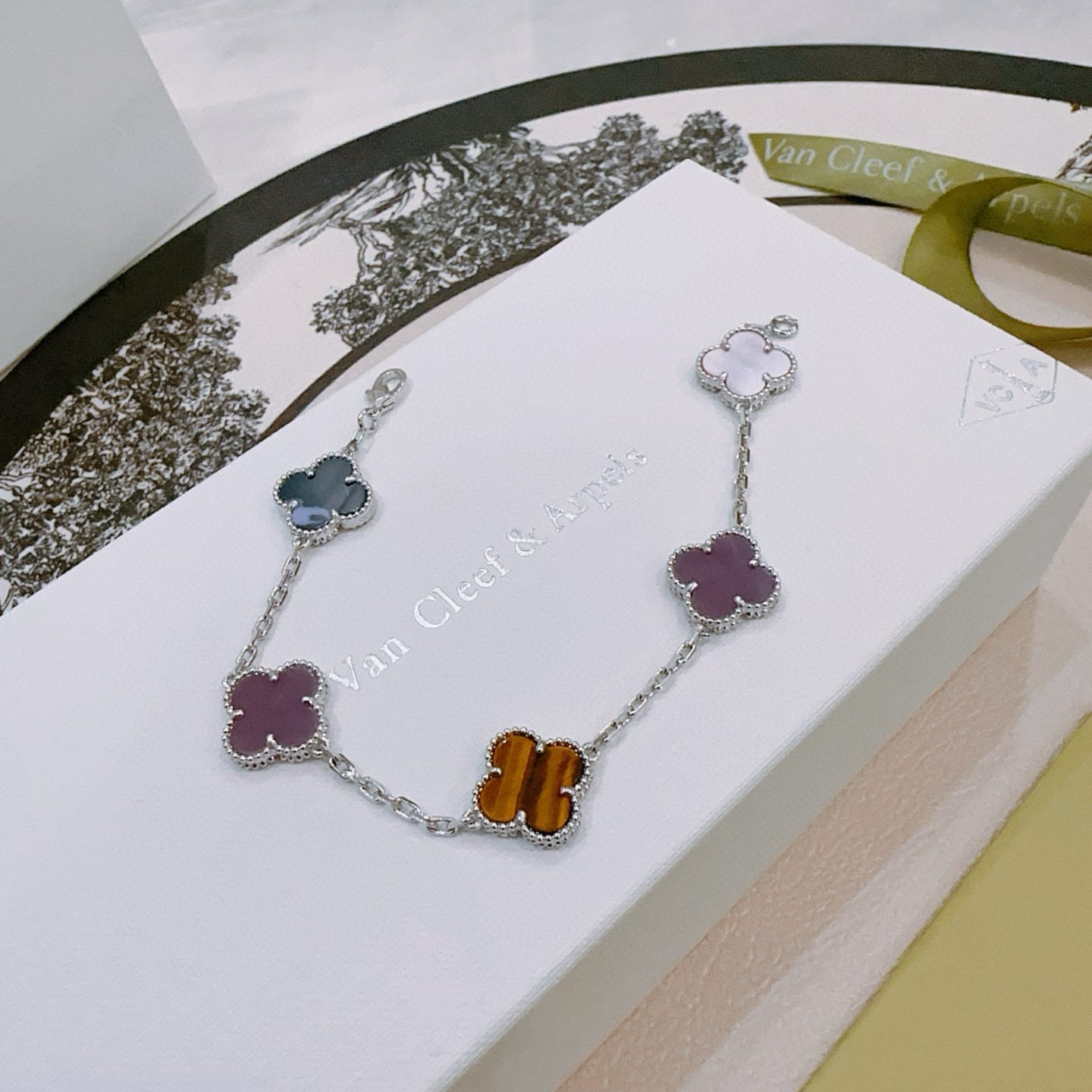 Van Cleef Arpels Bracelet Alhambra Métal argenté avec motifs oeil de tigre en nacre blanche, calcédoine violette et trèfle pietersite bleu 17 cm