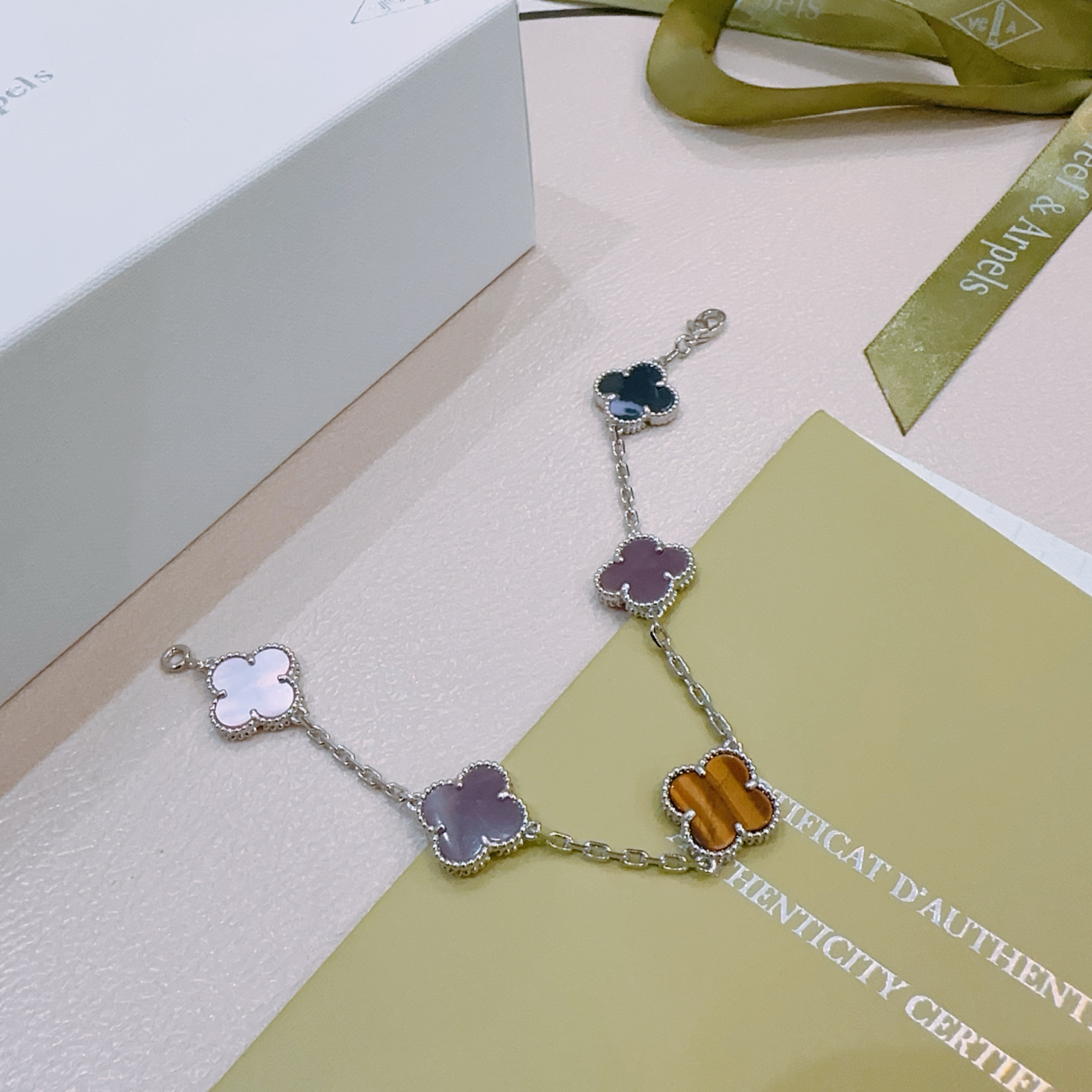 Van Cleef Arpels Bracelet Alhambra Métal argenté avec motifs oeil de tigre en nacre blanche, calcédoine violette et trèfle pietersite bleu 17 cm