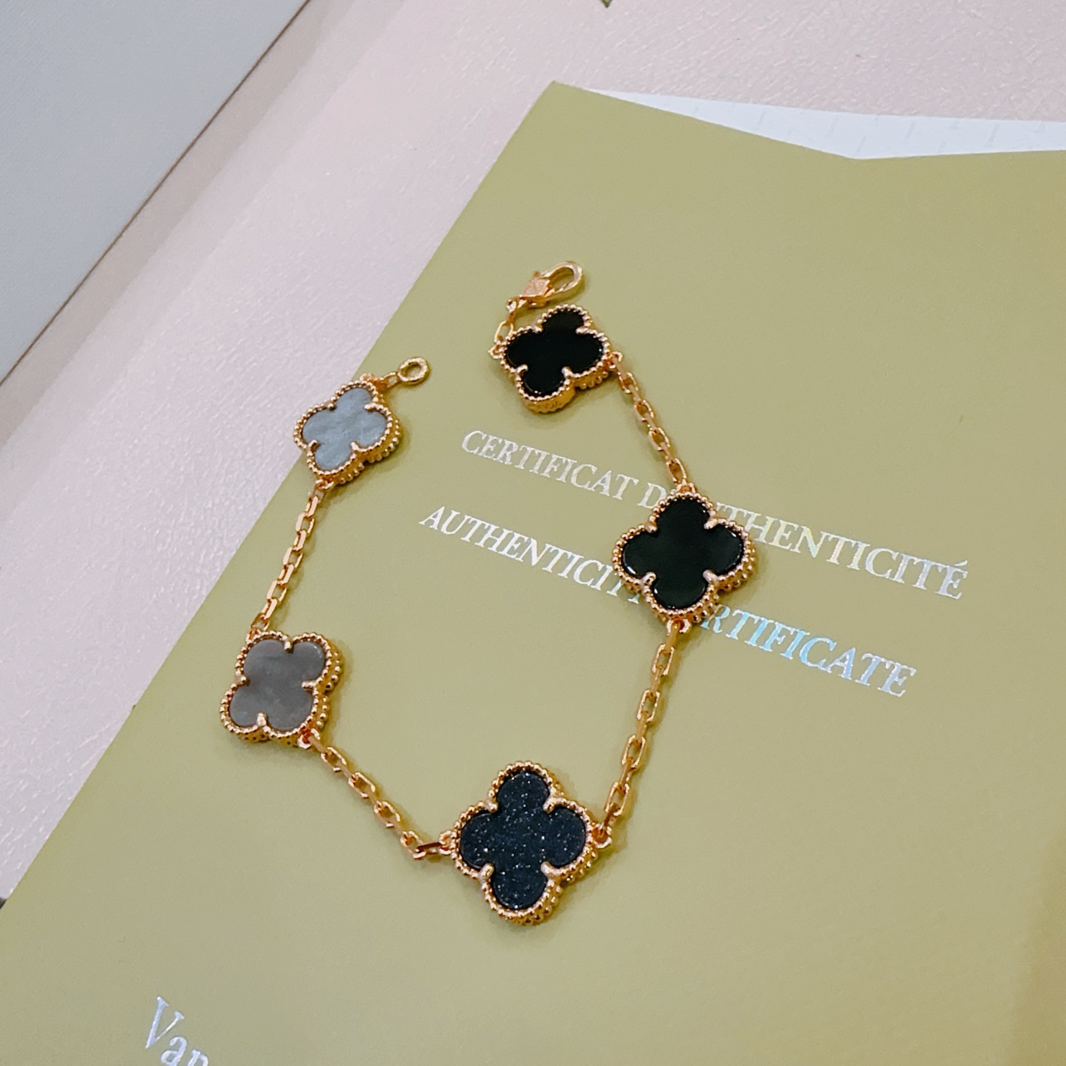 Bracciale Van Cleef Arpels Alhambra Metallo oro rosa con onice nero druzy blu scuro e motivi di trifoglio madreperla grigia 18 cm