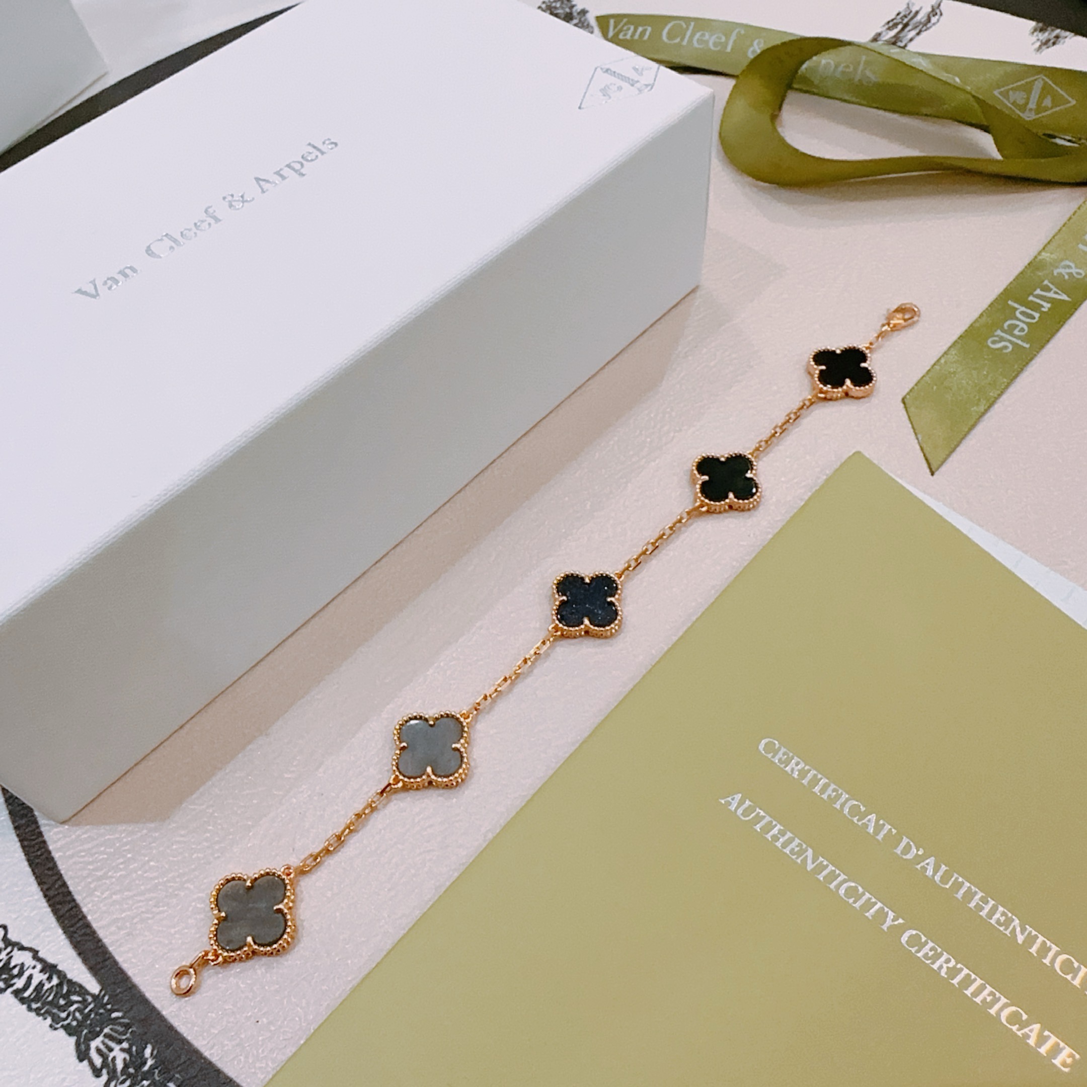Bracciale Van Cleef Arpels Alhambra Metallo oro rosa con onice nero druzy blu scuro e motivi di trifoglio madreperla grigia 18 cm