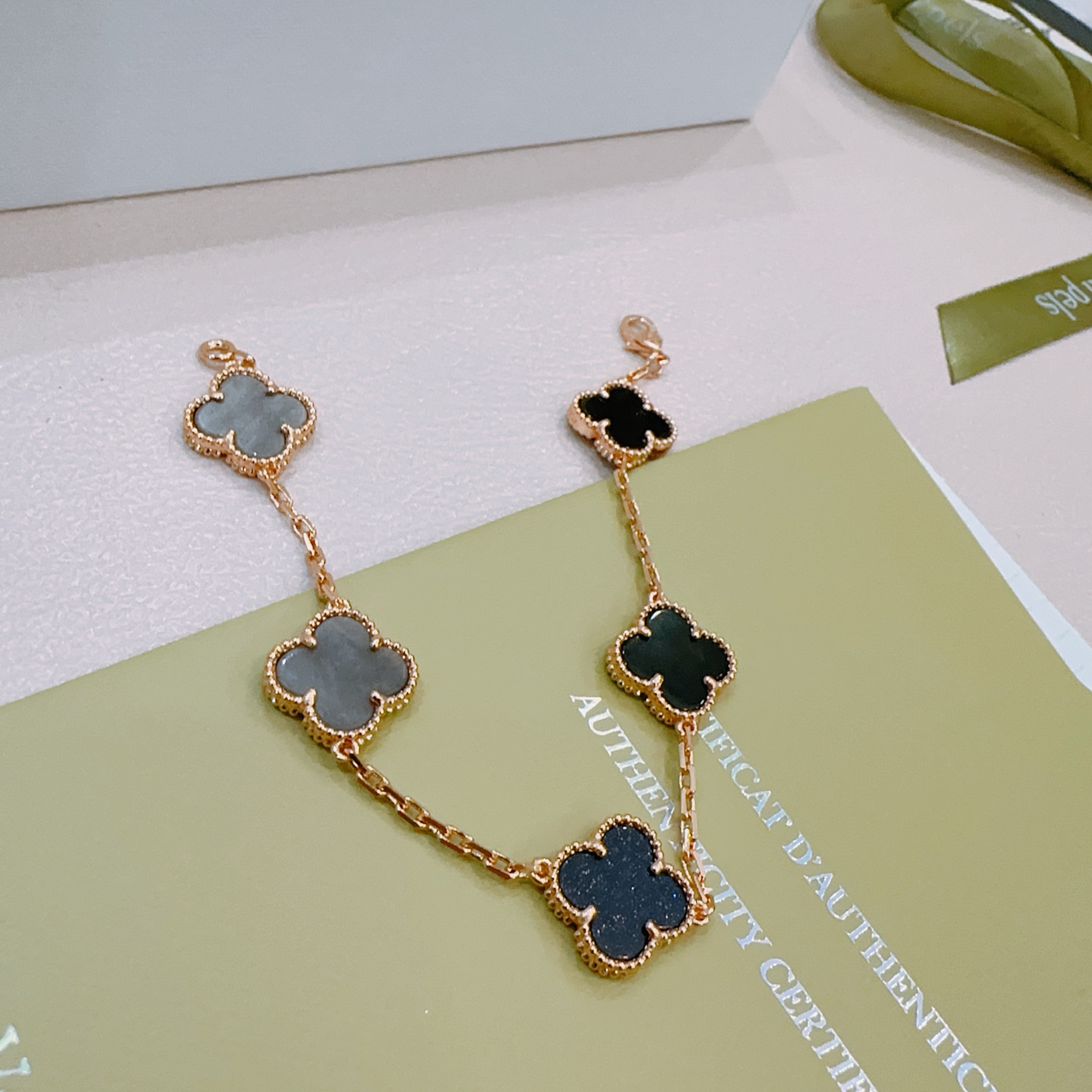 Bracciale Van Cleef Arpels Alhambra Metallo oro rosa con onice nero druzy blu scuro e motivi di trifoglio madreperla grigia 18 cm