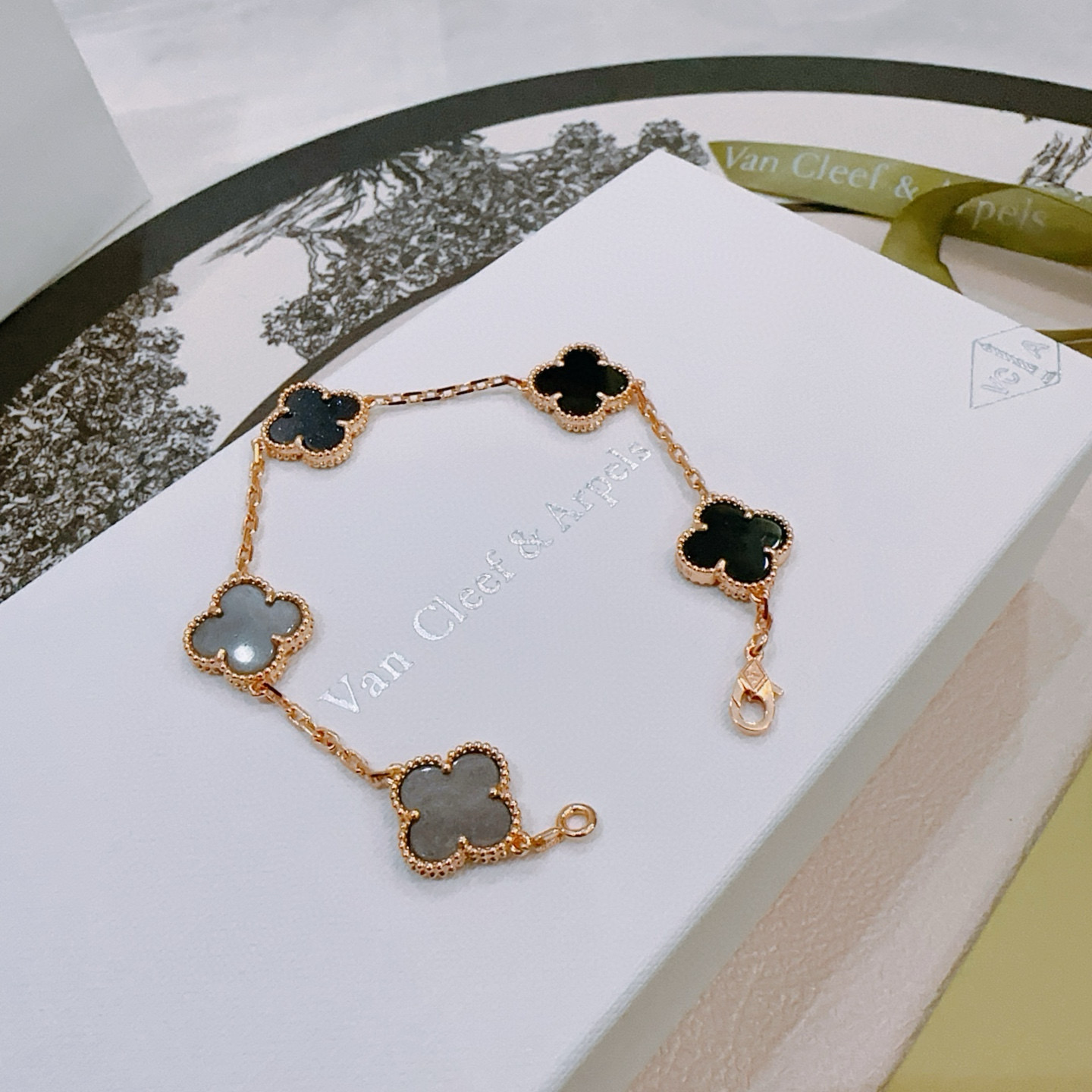 Bracciale Van Cleef Arpels Alhambra Metallo oro rosa con onice nero druzy blu scuro e motivi di trifoglio madreperla grigia 18 cm