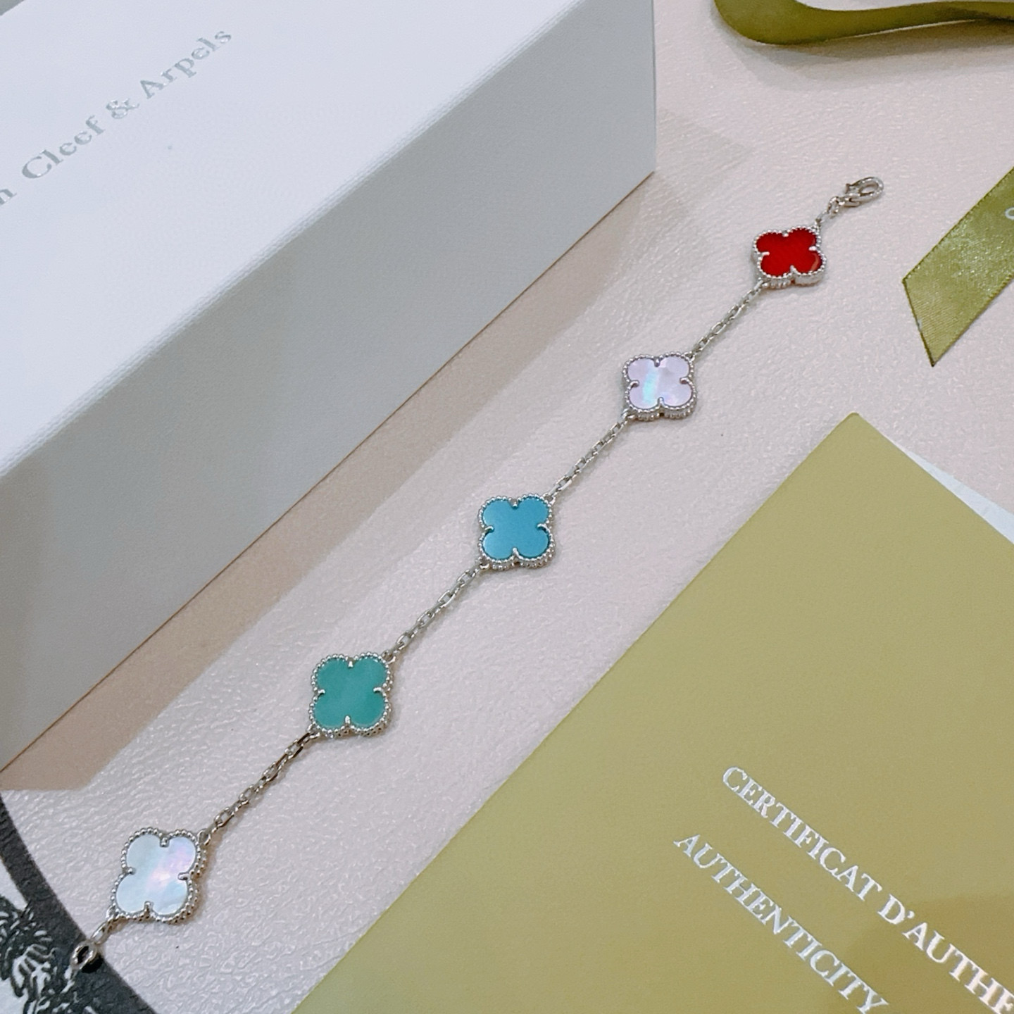 Van Cleef Arpels Pulsera Alhambra Metal plateado con incrustaciones de tréboles multicolor cornalina roja nácar blanco nácar lavanda claro azul turquesa verde azulado 17 cm