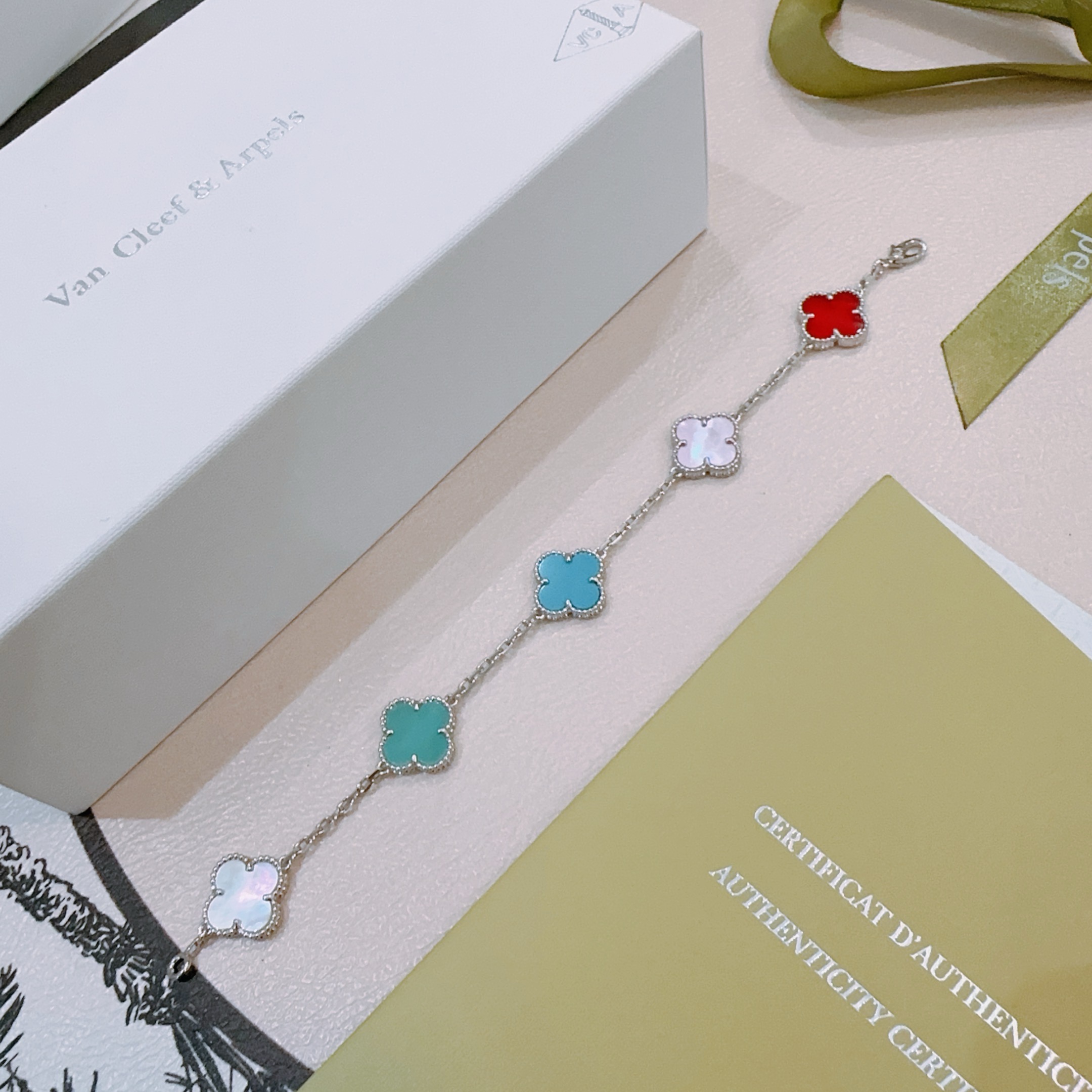 Van Cleef Arpels Pulsera Alhambra Metal plateado con incrustaciones de tréboles multicolor cornalina roja nácar blanco nácar lavanda claro azul turquesa verde azulado 17 cm