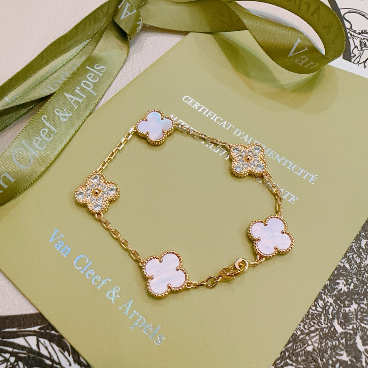 Bracciale Van Cleef Arpels Alhambra in metallo color oro con madreperla bianca iridescente e accenti di diamanti trasparenti 18 cm