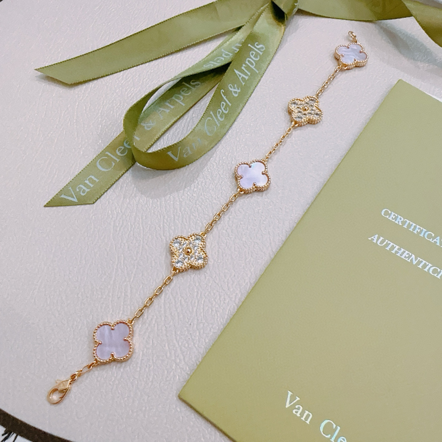 Bracciale Van Cleef Arpels Alhambra in metallo color oro con madreperla bianca iridescente e accenti di diamanti trasparenti 18 cm
