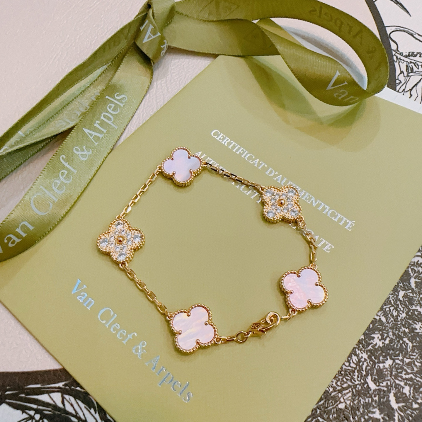 Bracciale Van Cleef Arpels Alhambra in metallo color oro con madreperla bianca iridescente e accenti di diamanti trasparenti 18 cm