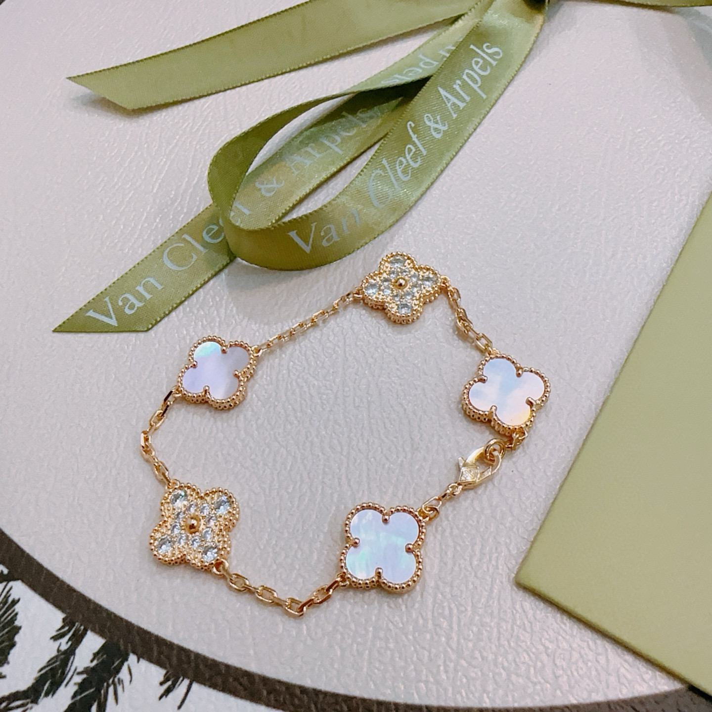 Bracciale Van Cleef Arpels Alhambra in metallo color oro con madreperla bianca iridescente e accenti di diamanti trasparenti 18 cm