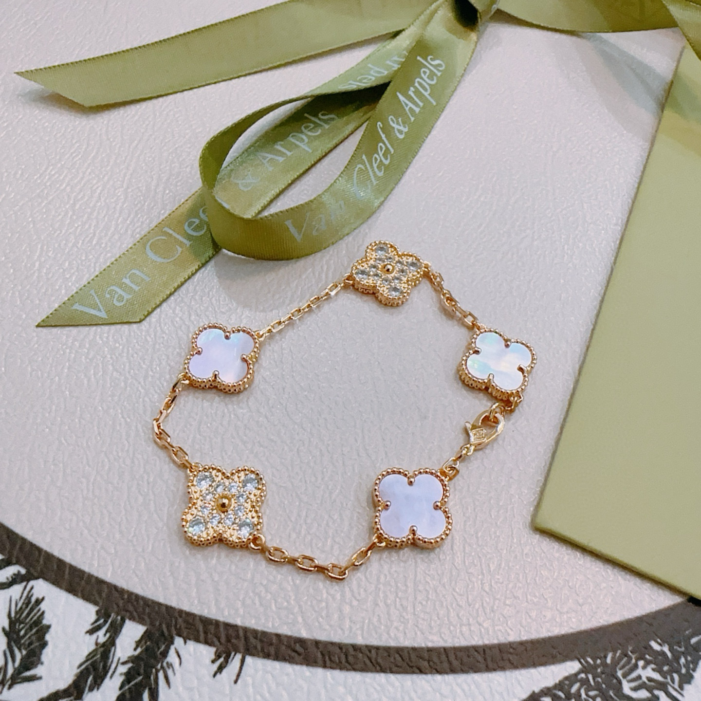 Bracciale Van Cleef Arpels Alhambra in metallo color oro con madreperla bianca iridescente e accenti di diamanti trasparenti 18 cm