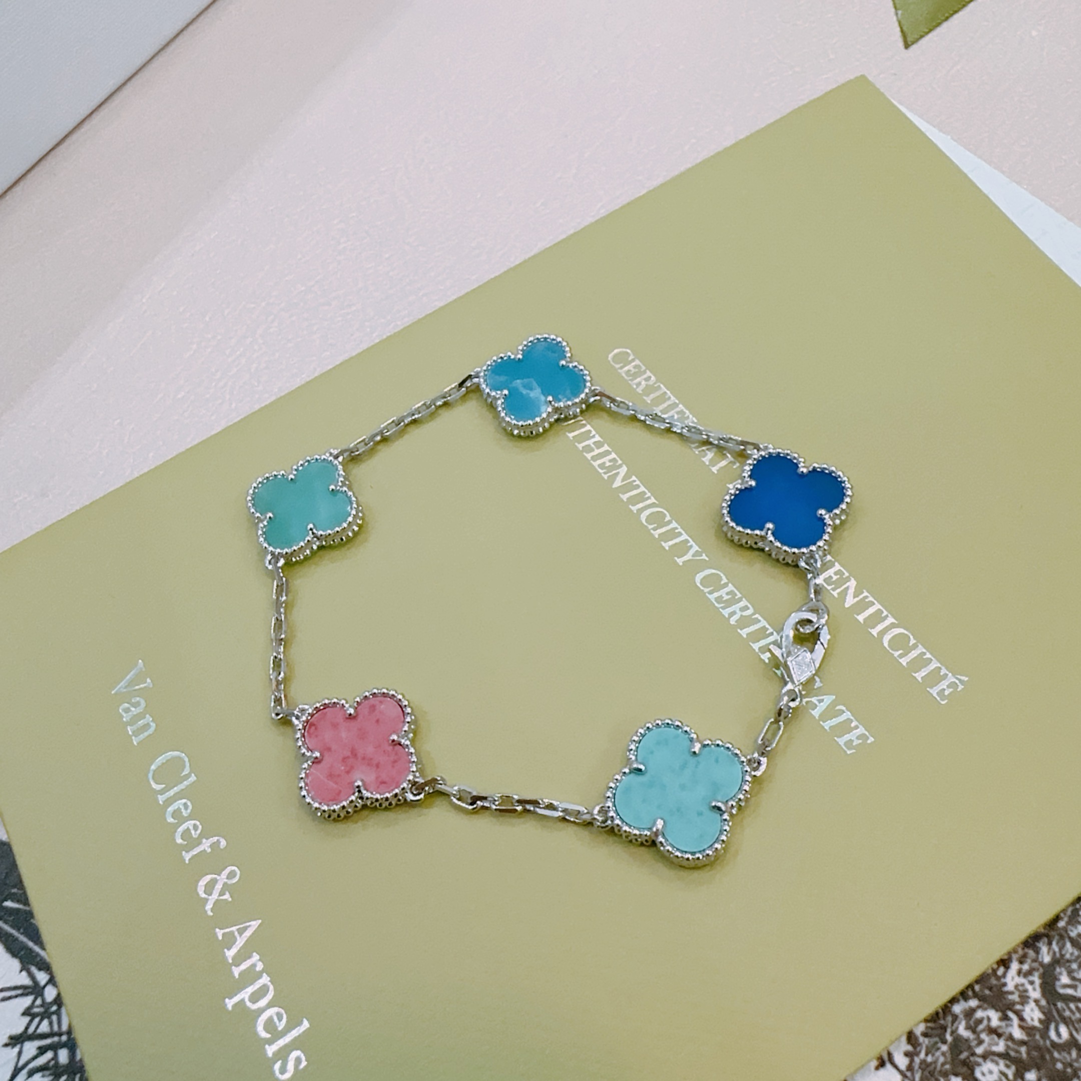 Bracciale Van Cleef Arpels Alhambra in metallo argentato con intarsi di trifogli multicolori turchese rosa blu reale blu brillante 18 cm