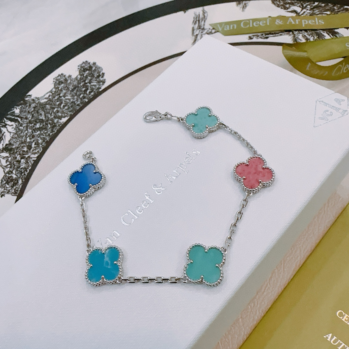 Bracciale Van Cleef Arpels Alhambra in metallo argentato con intarsi di trifogli multicolori turchese rosa blu reale blu brillante 18 cm