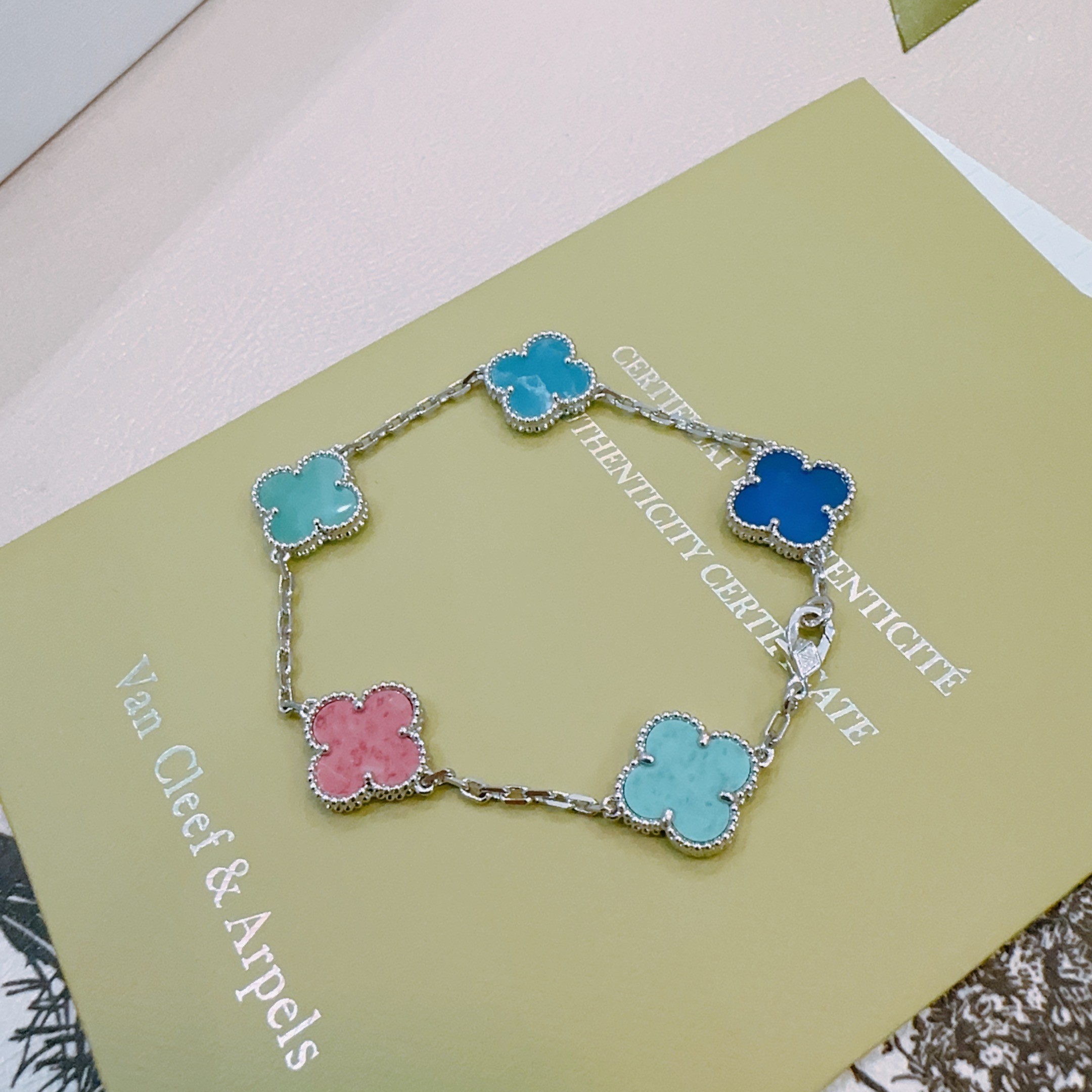 Bracciale Van Cleef Arpels Alhambra in metallo argentato con intarsi di trifogli multicolori turchese rosa blu reale blu brillante 18 cm