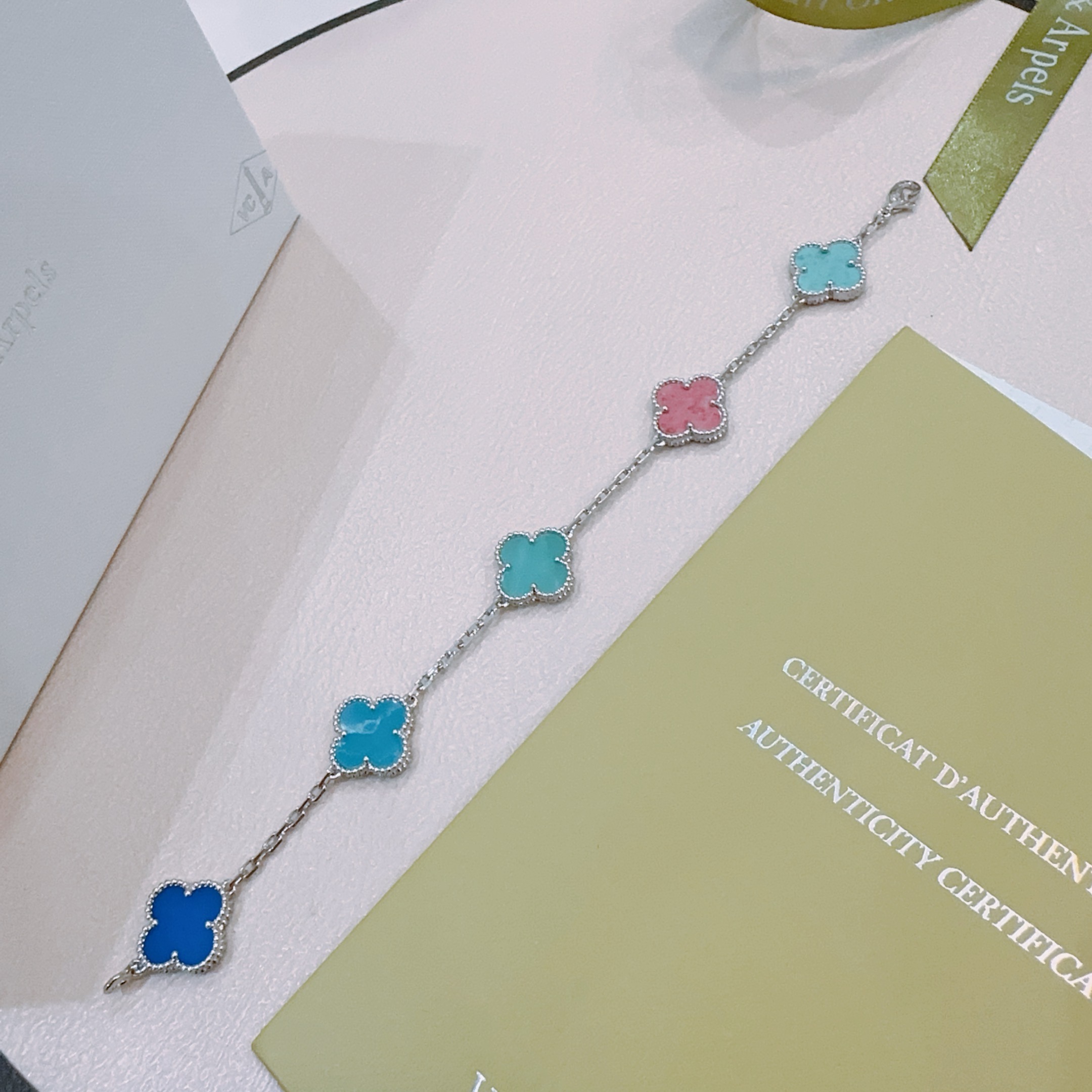 Bracciale Van Cleef Arpels Alhambra in metallo argentato con intarsi di trifogli multicolori turchese rosa blu reale blu brillante 18 cm